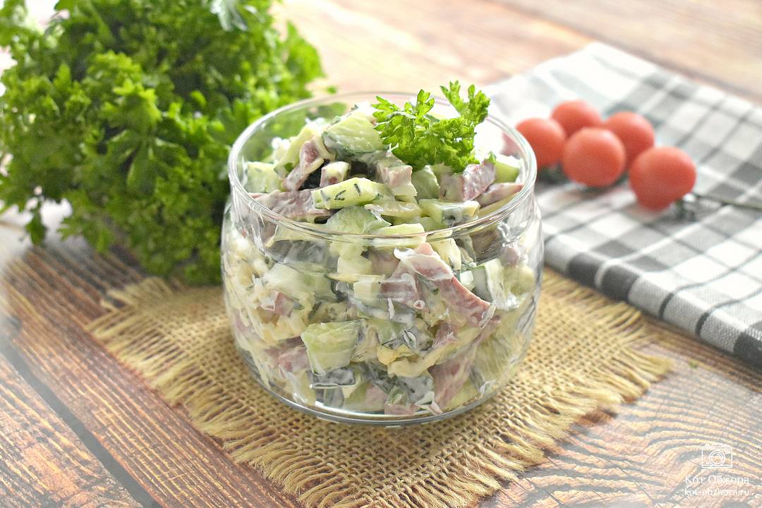 Салат с колбасой, свежими огурцами и яйцами — рецепты | Дзен