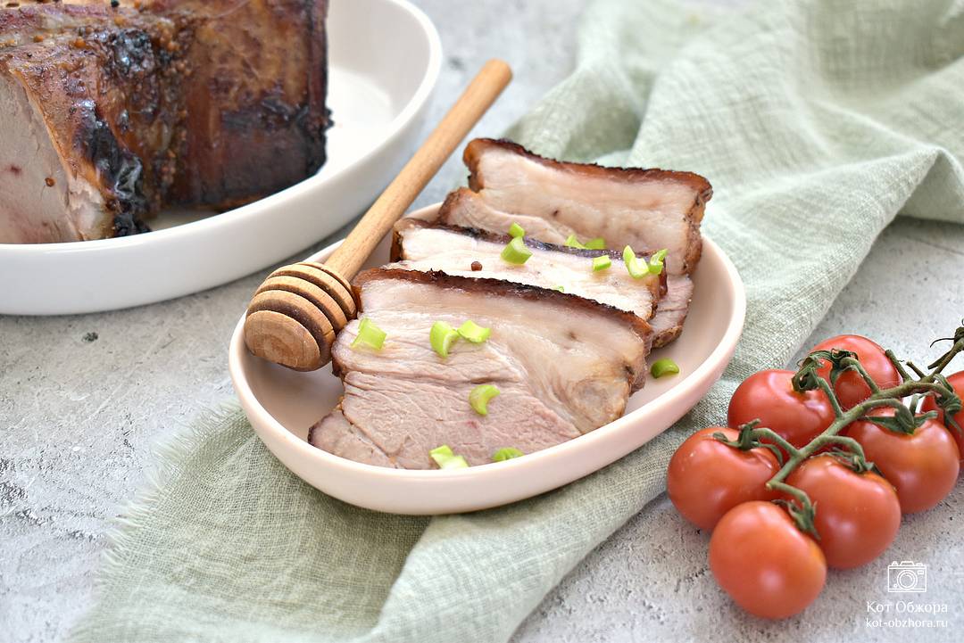 Грудинка в фольге в духовке: сочно, вкусно, просто