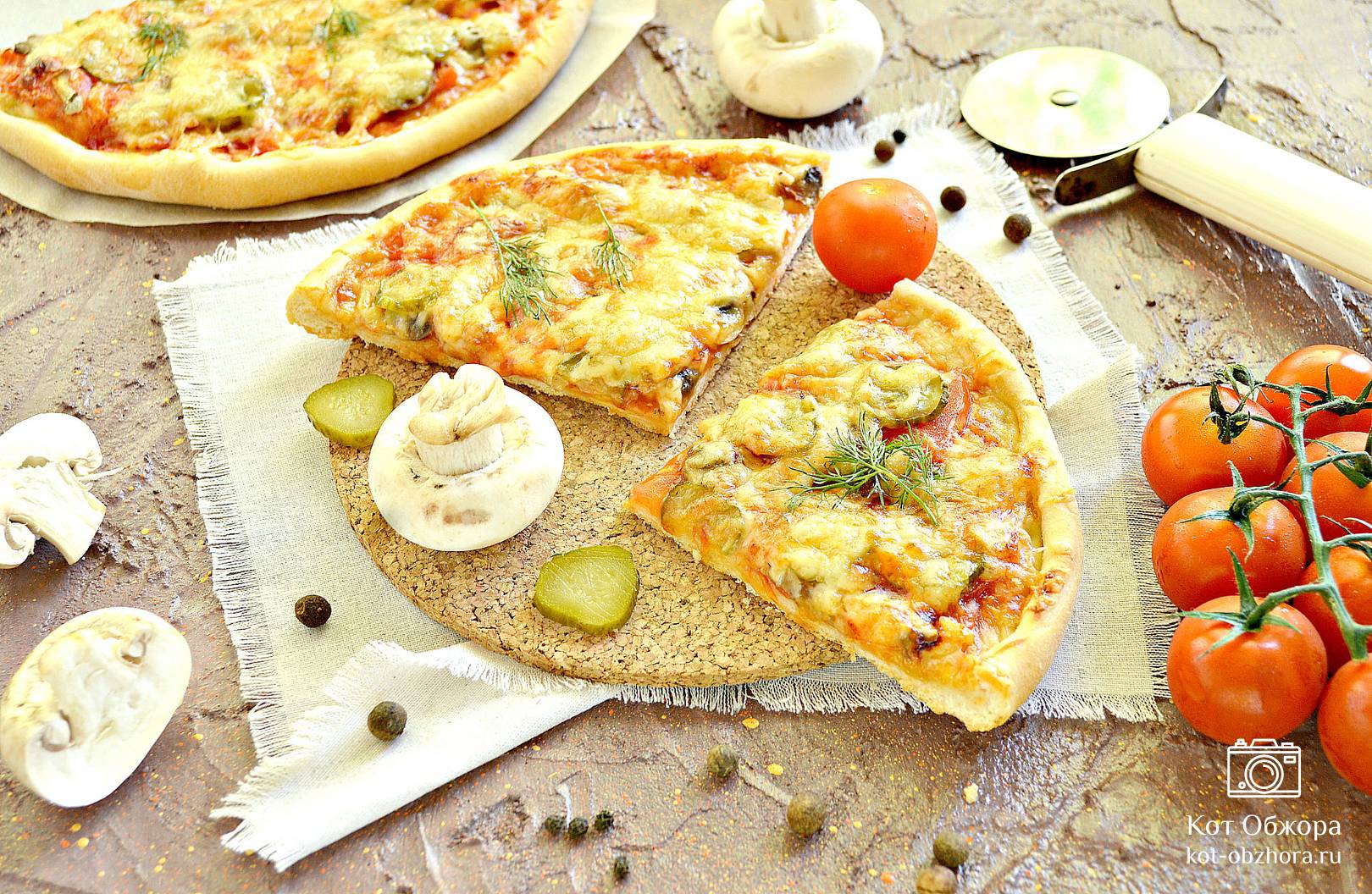 Пицца с ветчиной, томатами и сыром