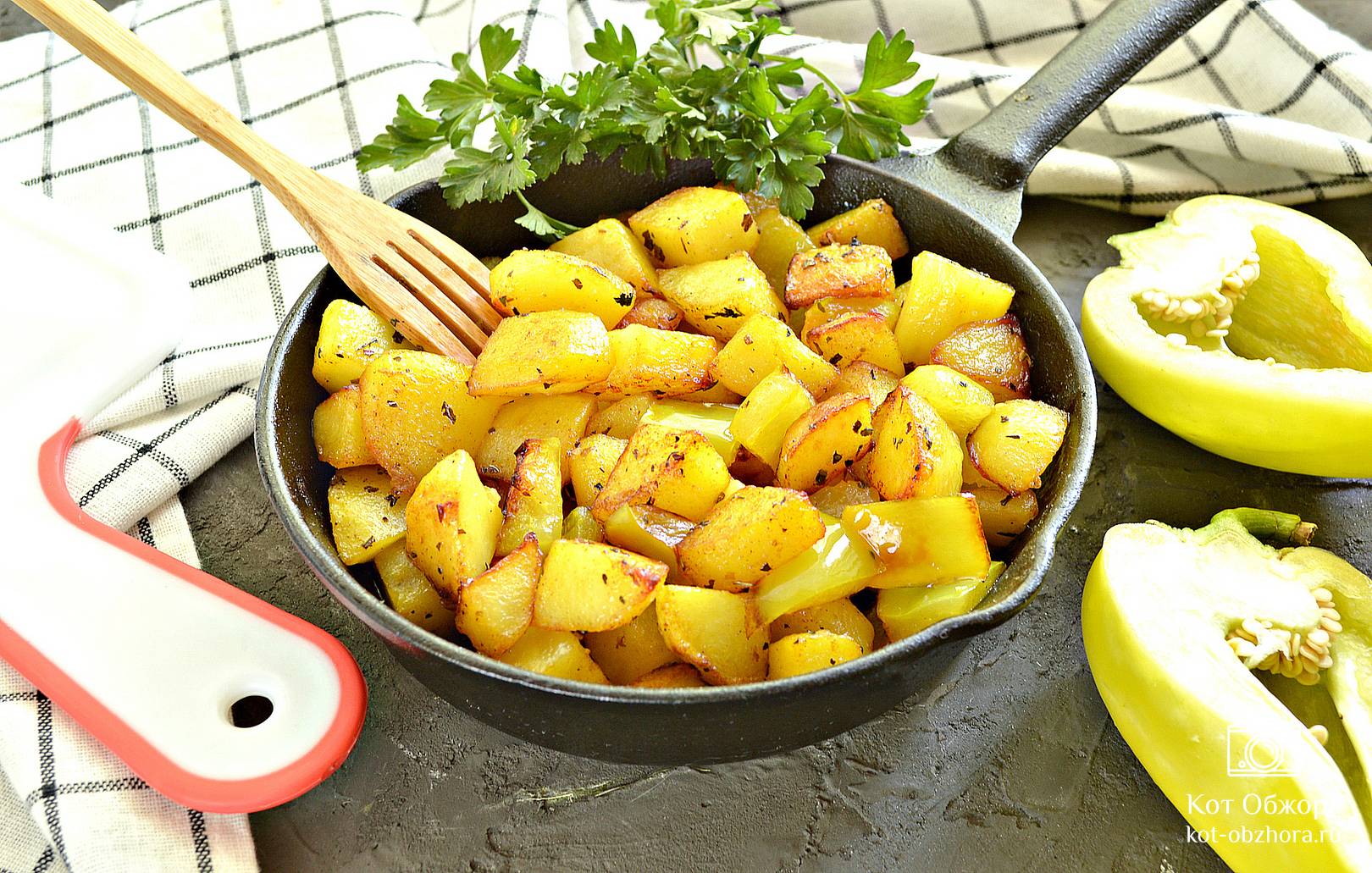 Картофель с баклажанами и сладким перцем