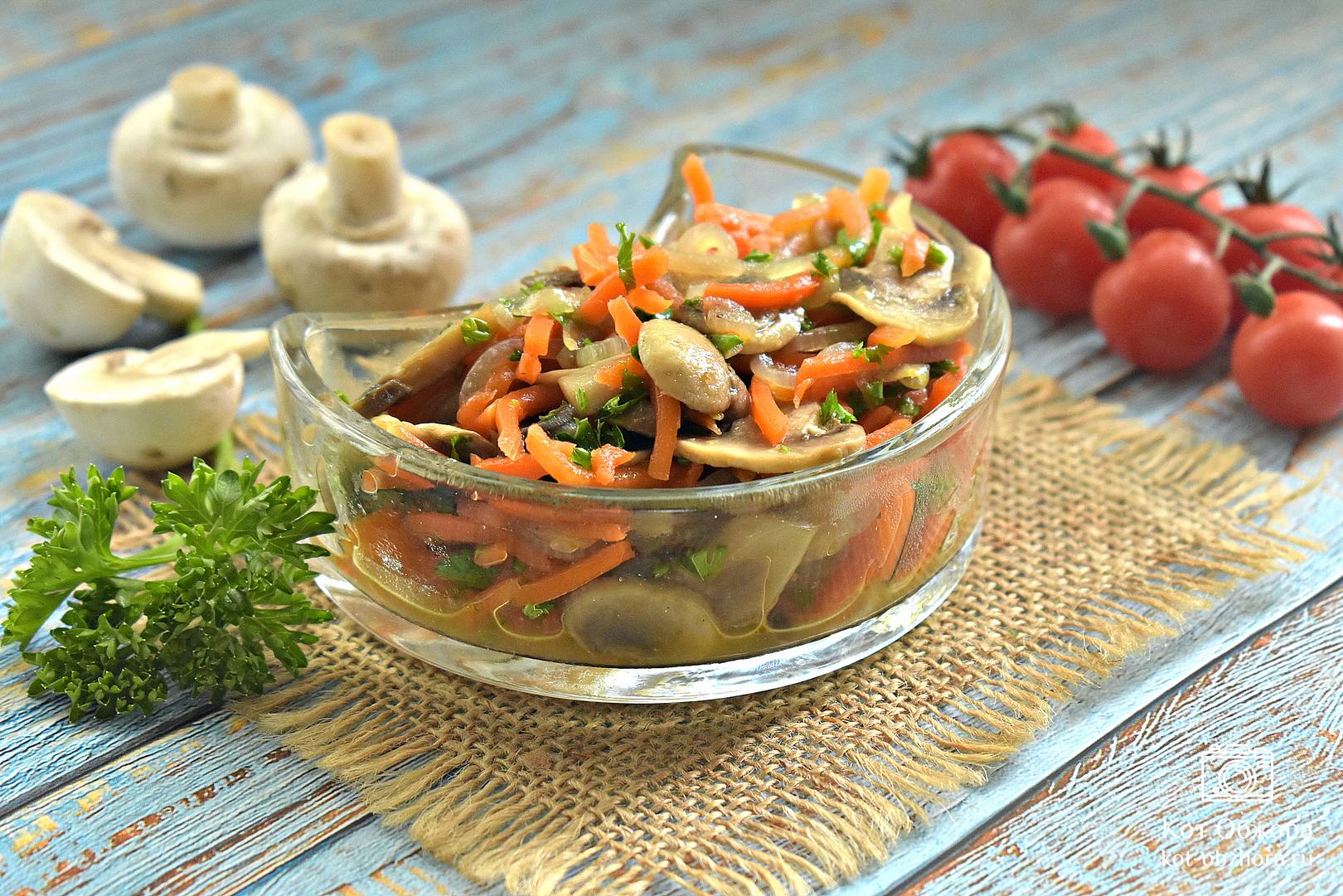 Салат с жареными грибами и корейской морковью