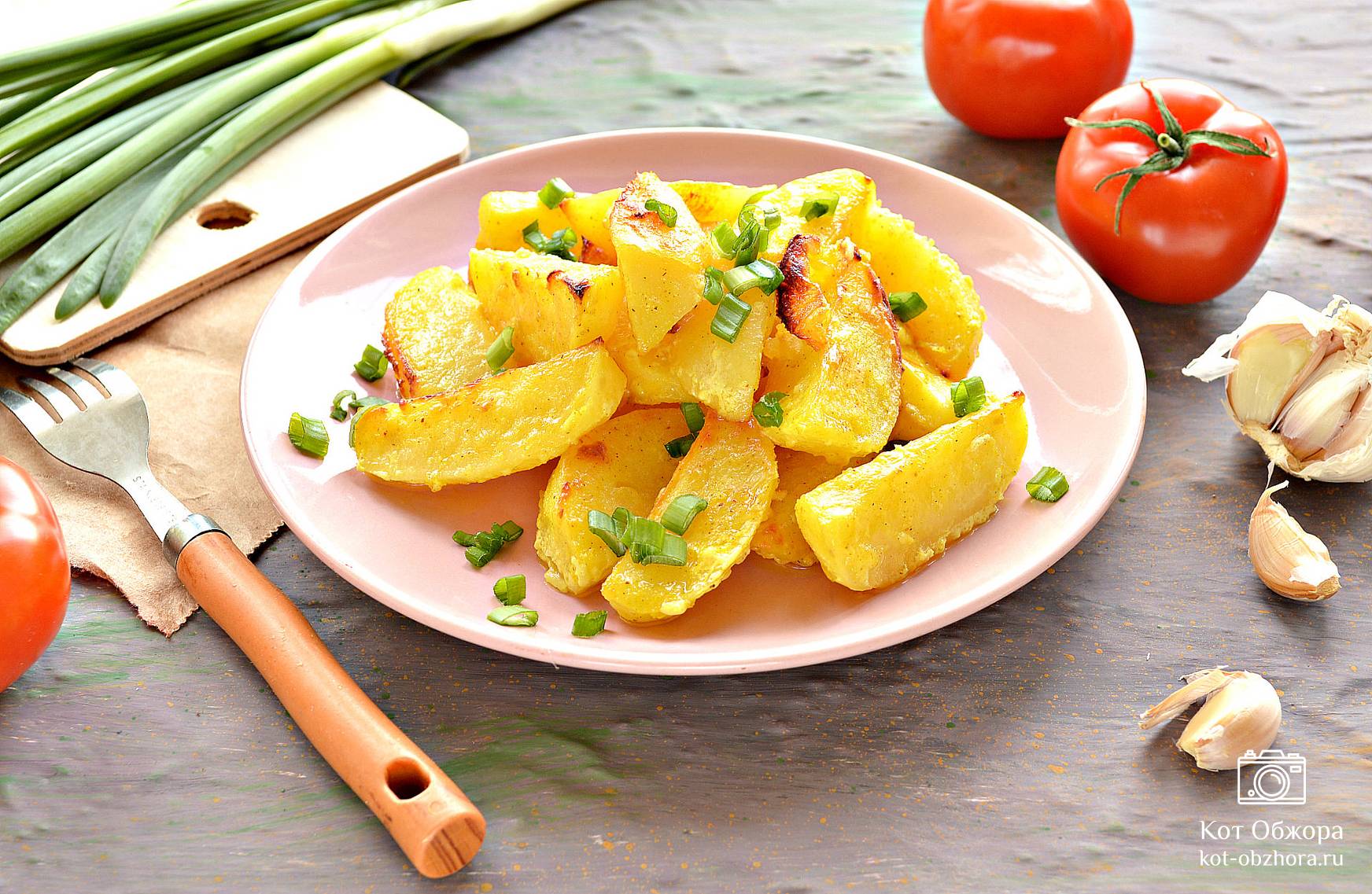 Картофель дольками с хрустящей корочкой в сметане с чесноком, запеченный в духовке — рецепт с фото