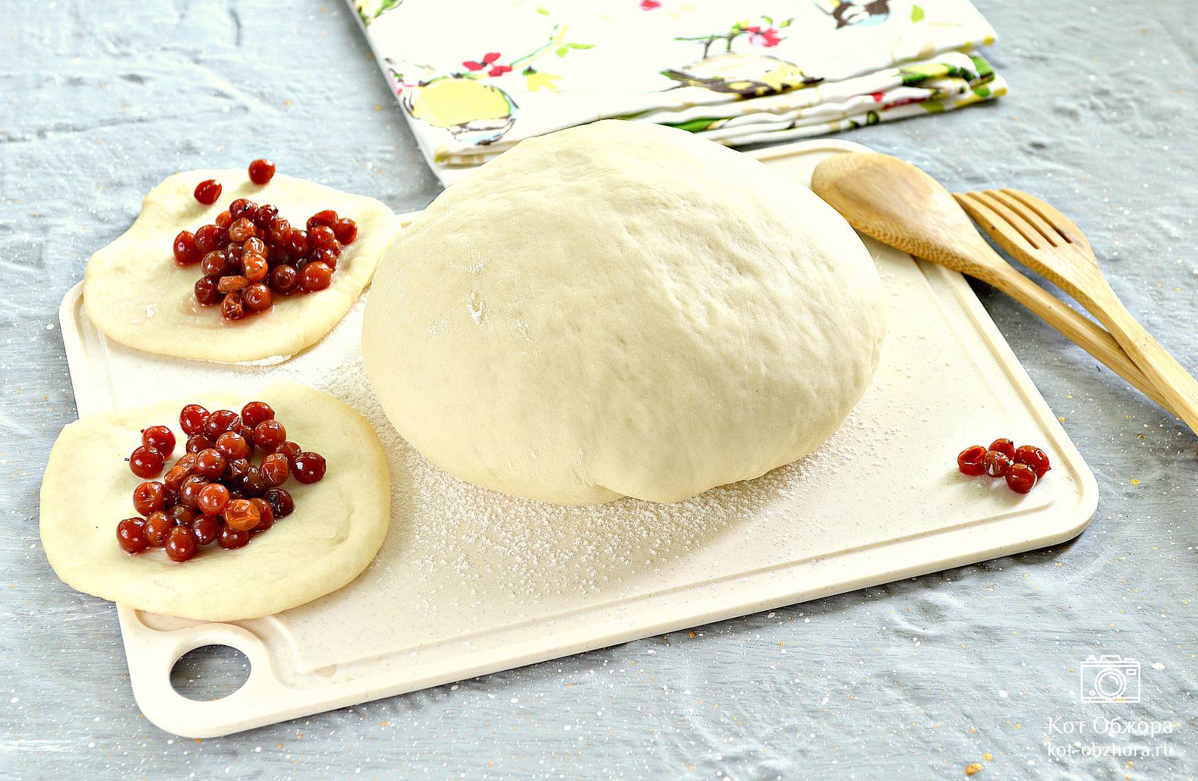 Дрожжевое тесто для булочек на кефире с сухими дрожжами рецепт с фото