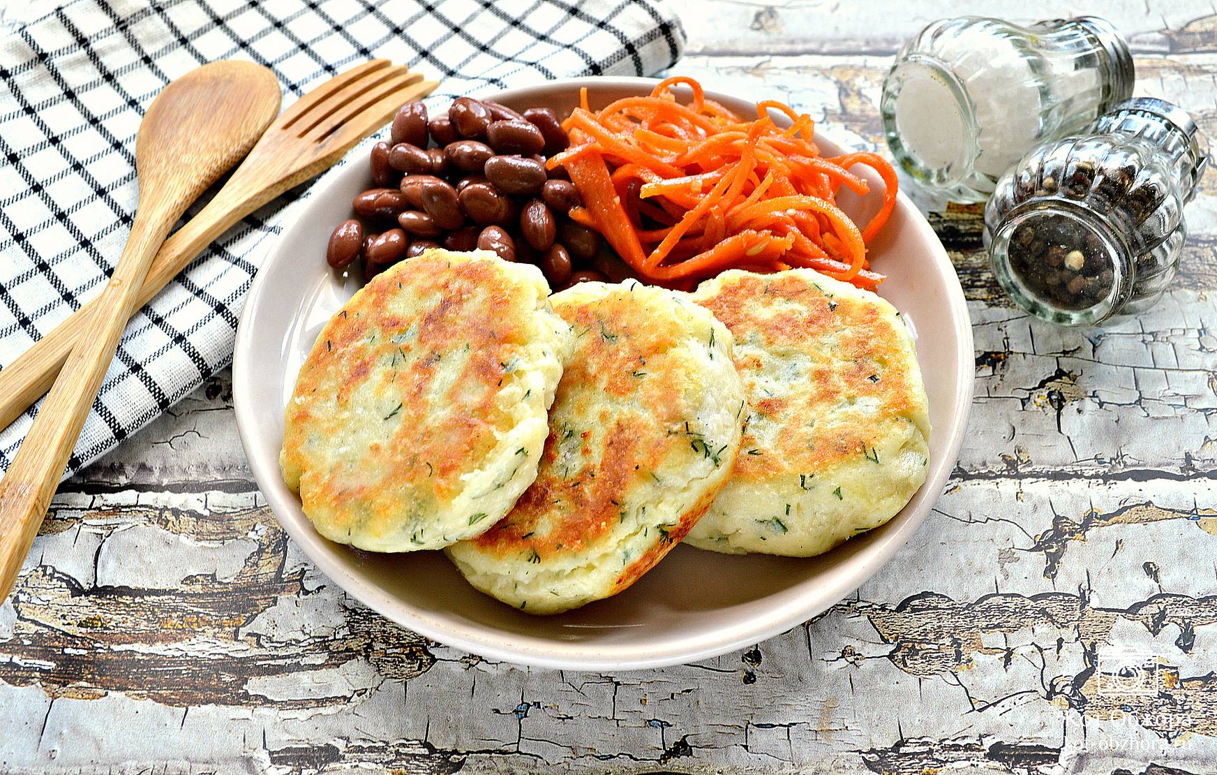 Рыбные котлеты с сыром. Котлета с картофельными зразами. Картофельные котлеты. Картофельные биточки. Картофельные биточки с сыром.