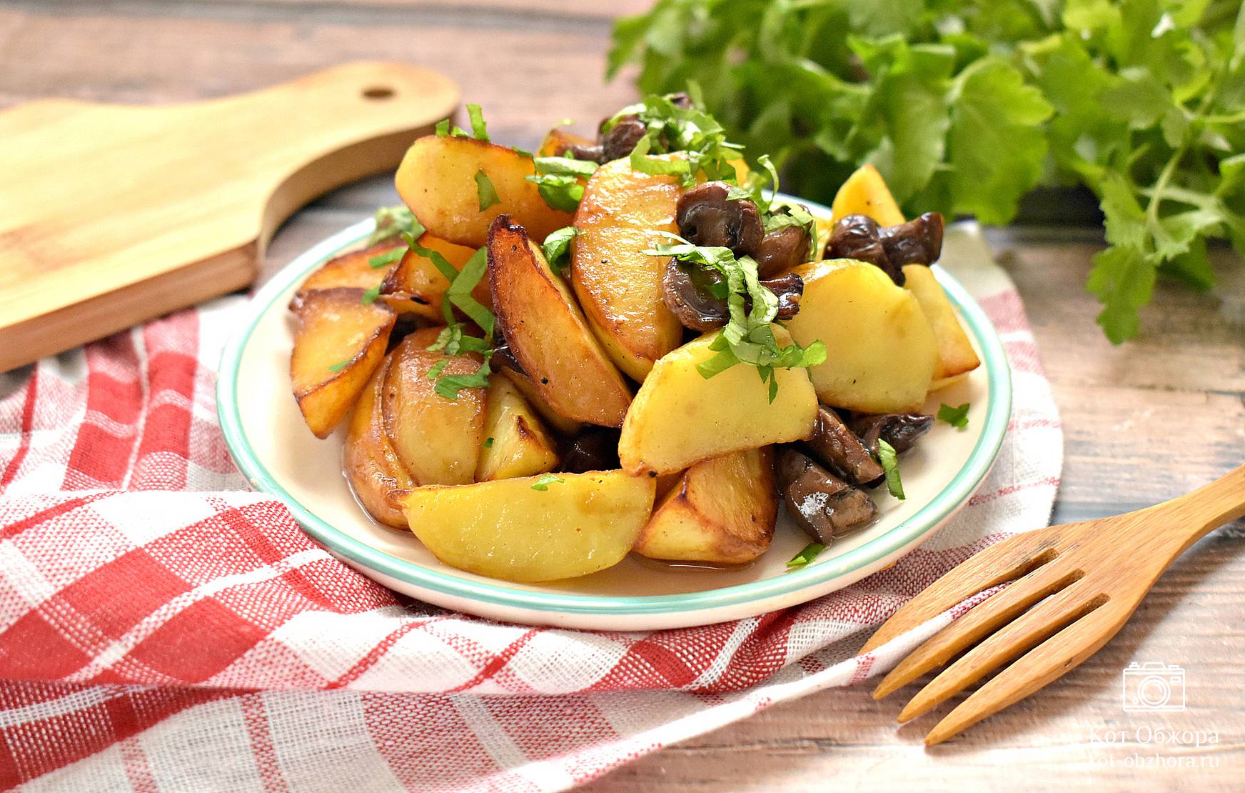 Жареная картошка. Картофель жареный с шампиньонами. Жареная картошка с тушенкой на сковороде. Поджарка с картошкой.