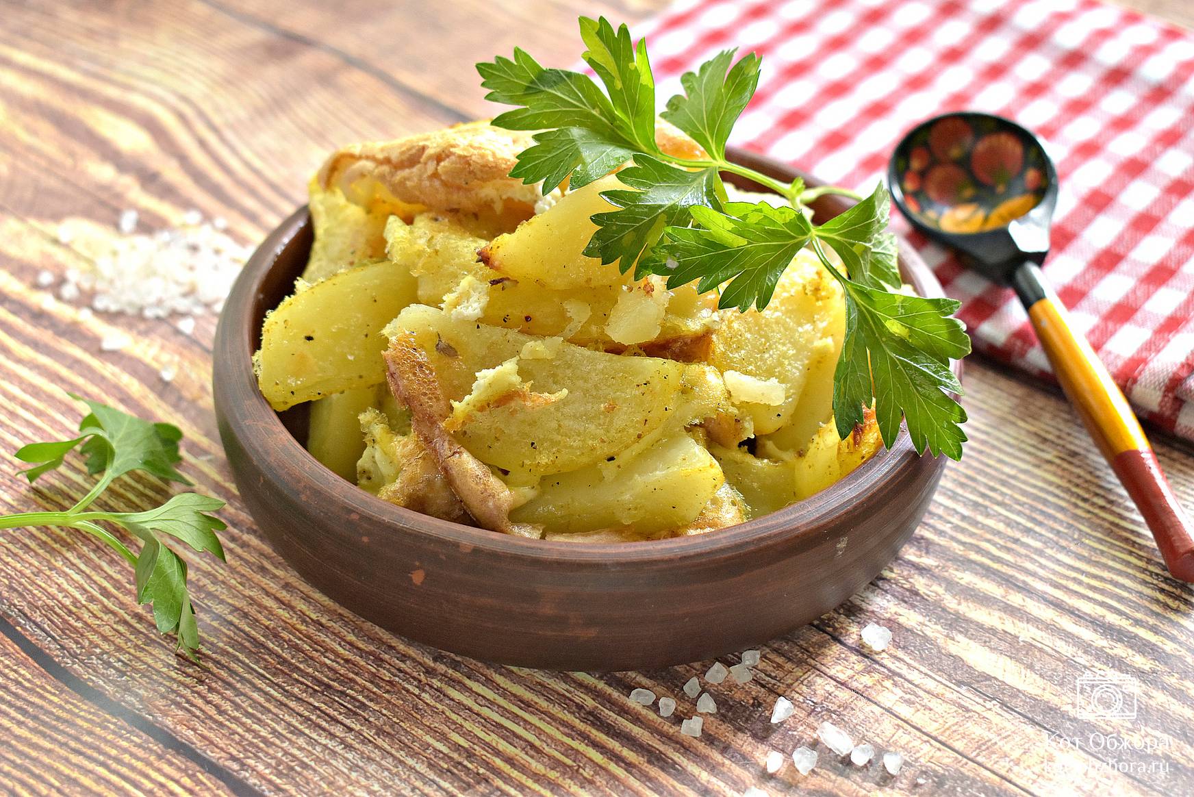 Запеченная картошка с яйцами и помидорами в духовке простой рецепт с фото пошагово