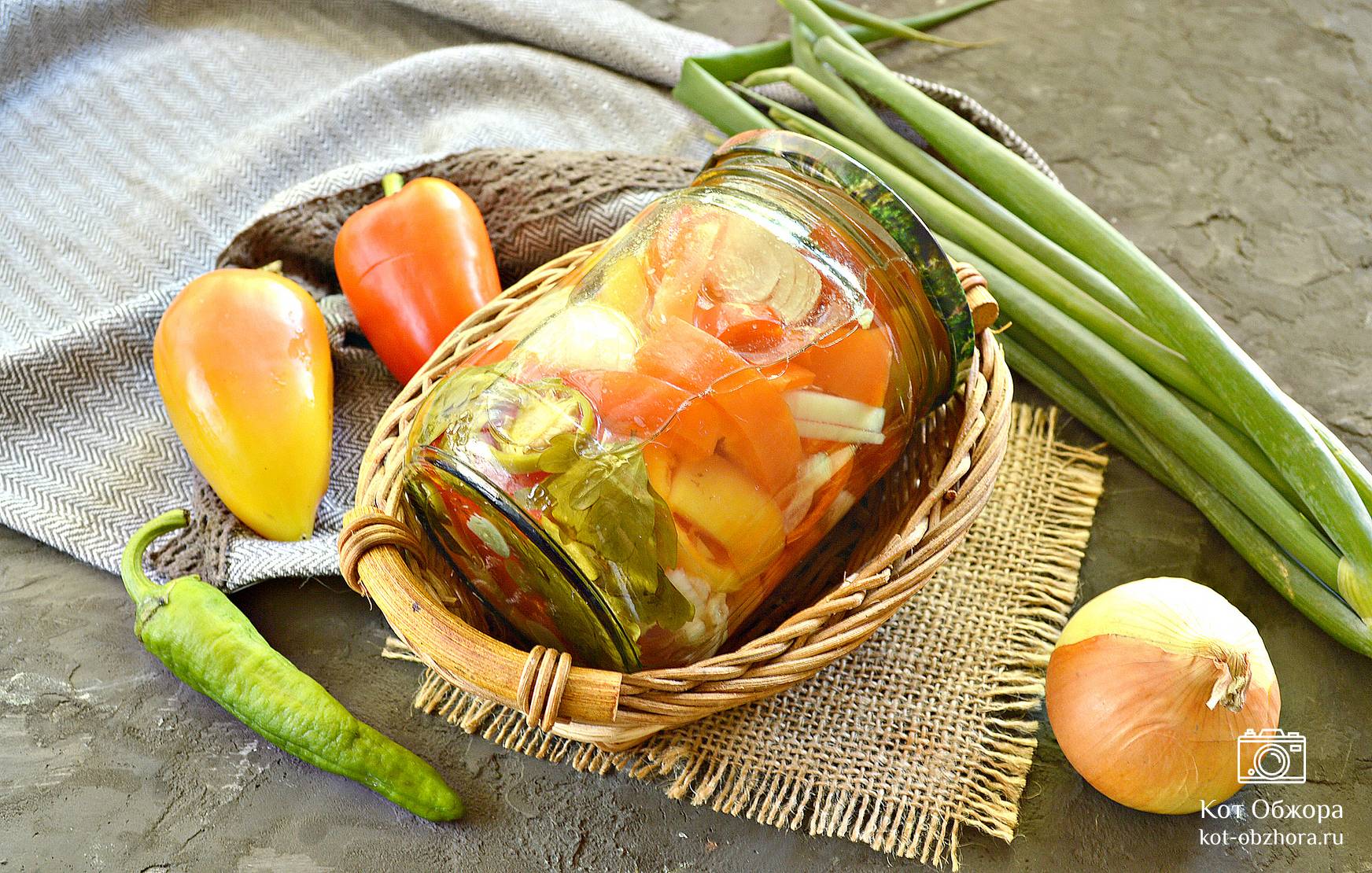 Маринованный острый перец с луком и чесноком