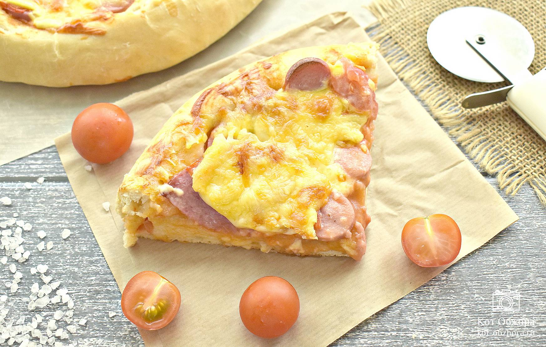 пицца с слоеного дрожжевого теста в духовке колбасой и сыром помидорами рецепт фото 27