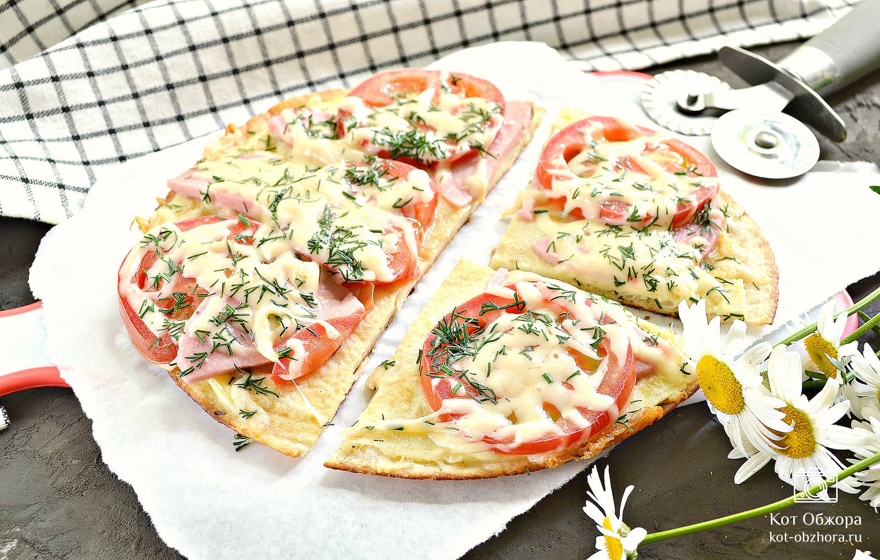 Яичница-пицца в духовке с сыром пармезан, томатами и зеленью