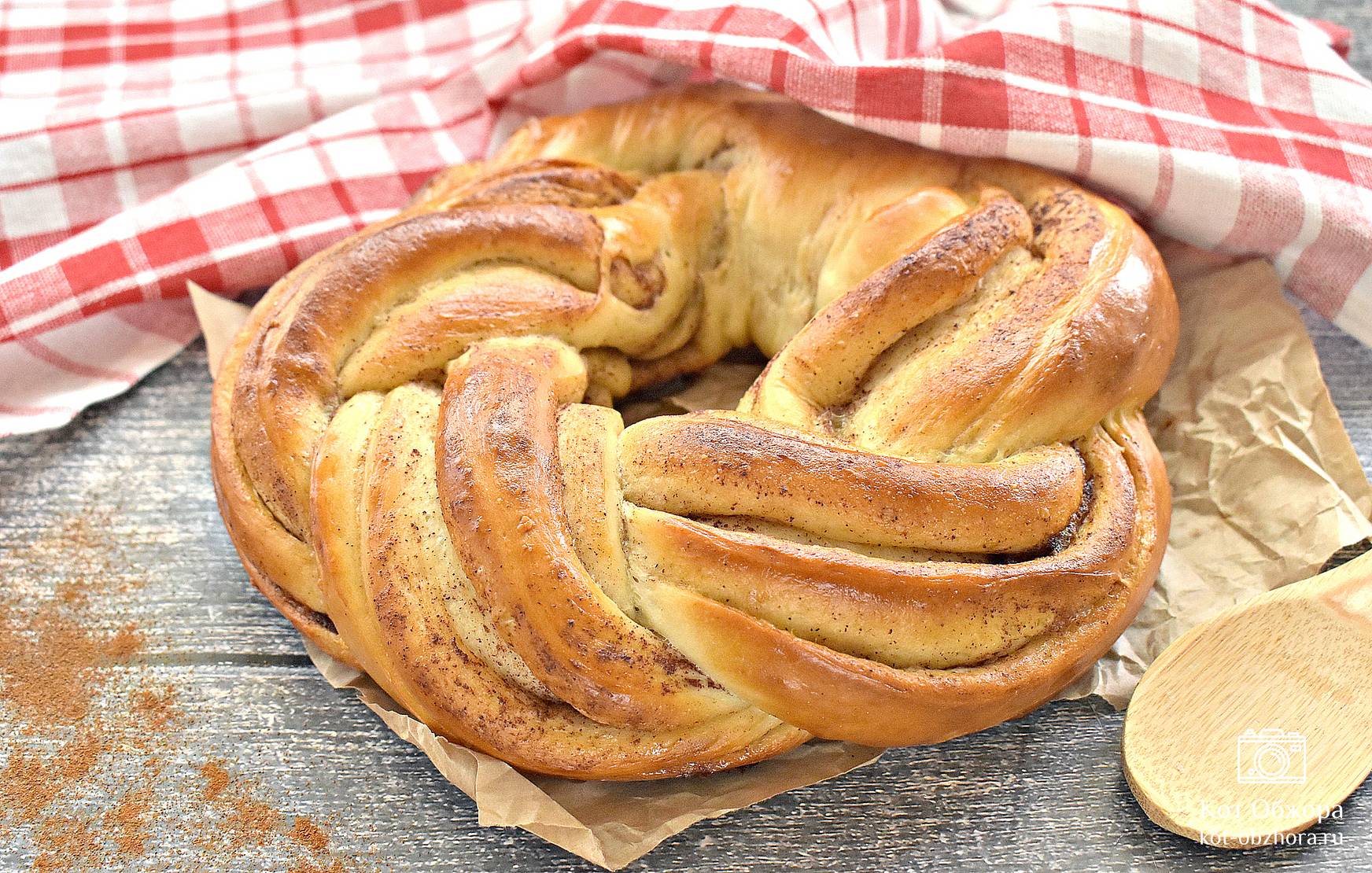 Дрожжевой хлеб-плетёнка с колбасой и сыром