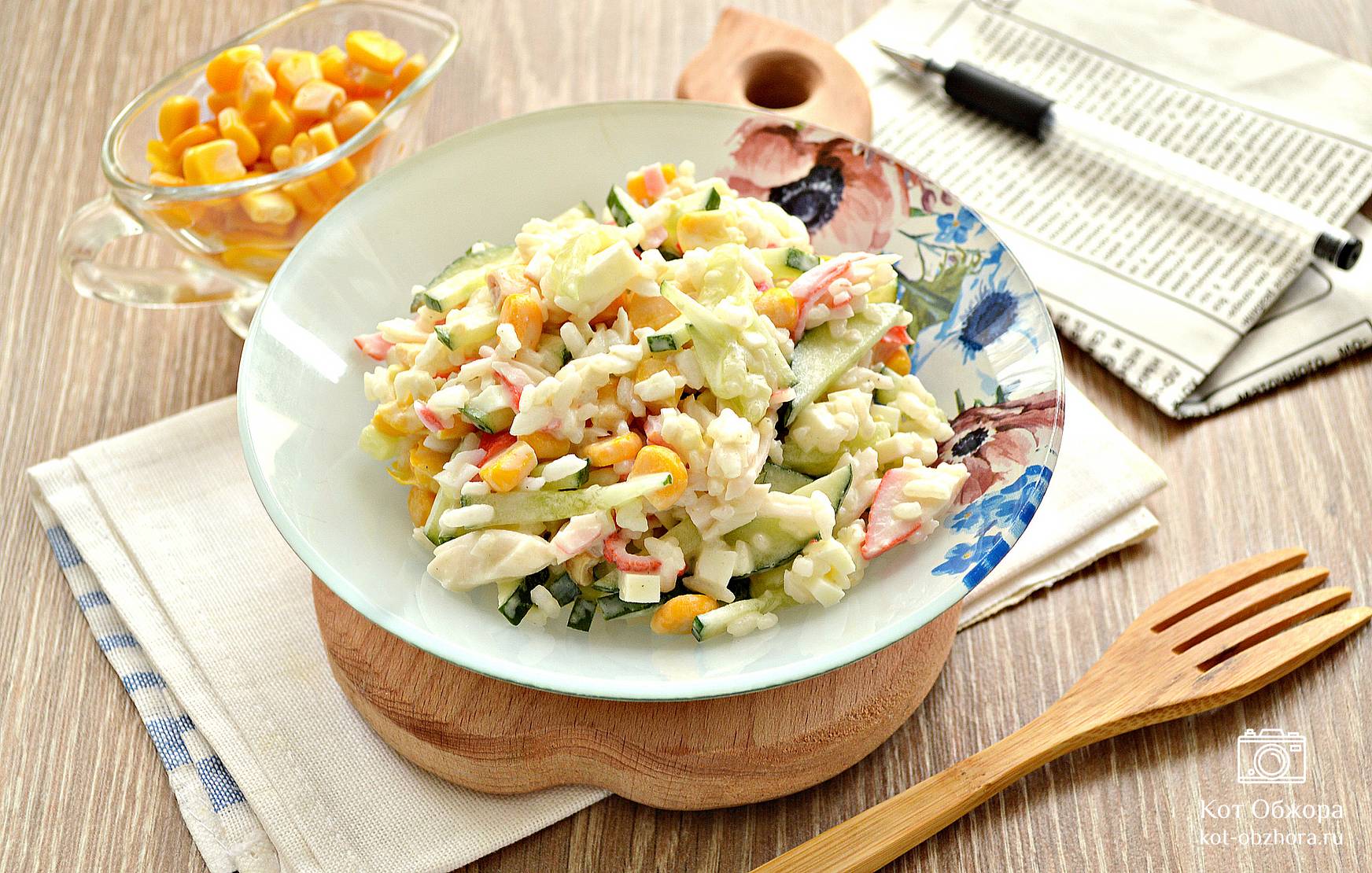 Крабовый салат с рисом, огурцом и кукурузой - рецепт с фото