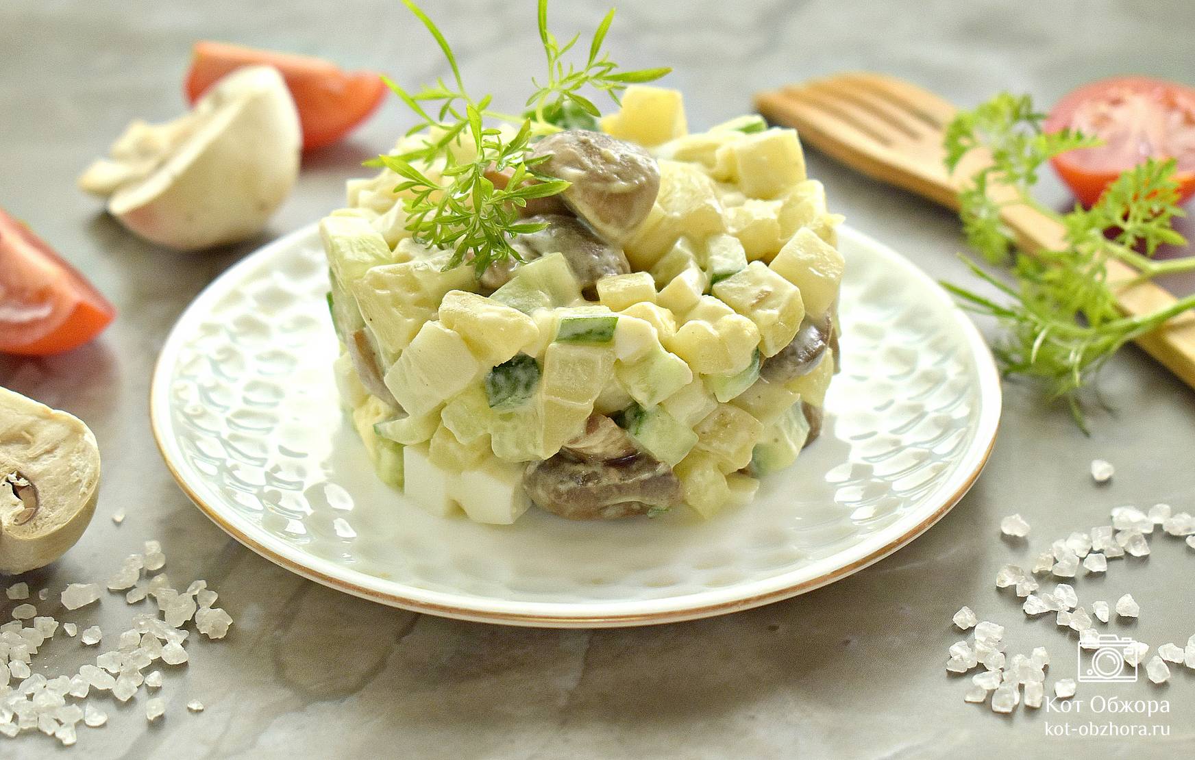 Салат из грибов, яиц и сыра