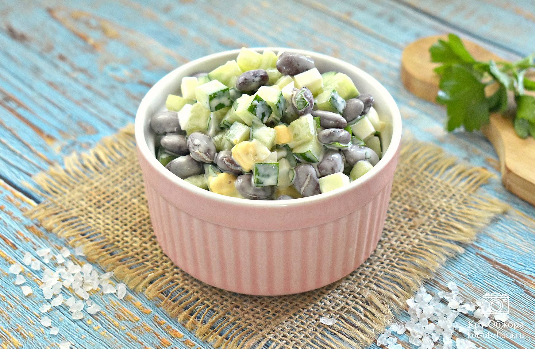 Салат из фасоли, свежих помидоров и лаймов