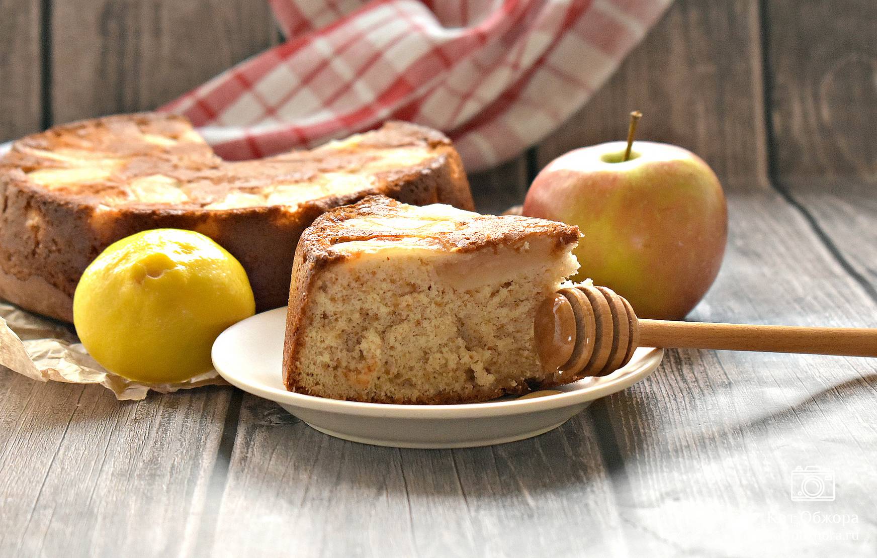 Шарлотка с яблоками и изюмом