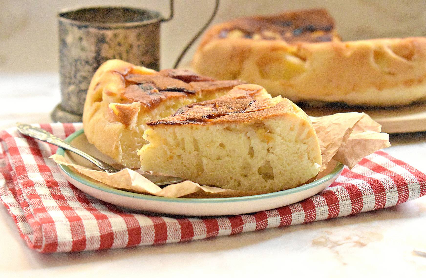 Шарлотка с яблоками в мультиварке. Яблочный пирог в мультиварке. Песочный пирог с яблоками. Шарлотка с персиками.