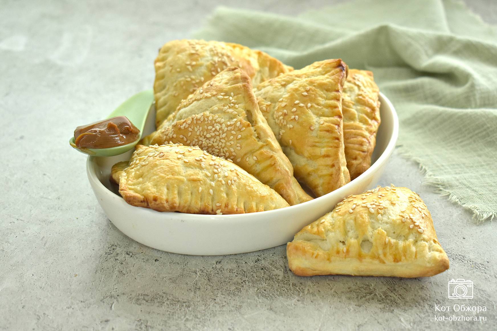 Сливочный десерт с варёной сгущёнкой и орехами