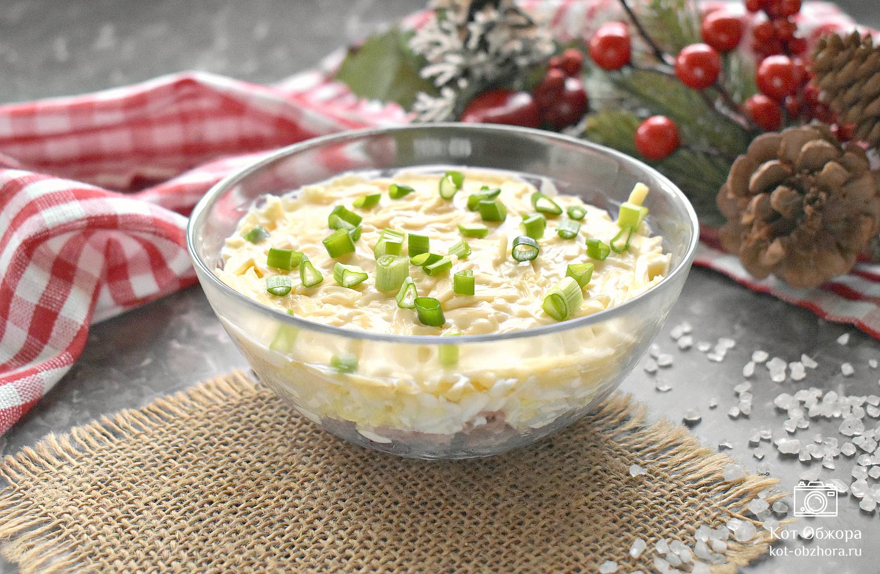 Слоёный мясной салат с сыром, морковью и черносливом