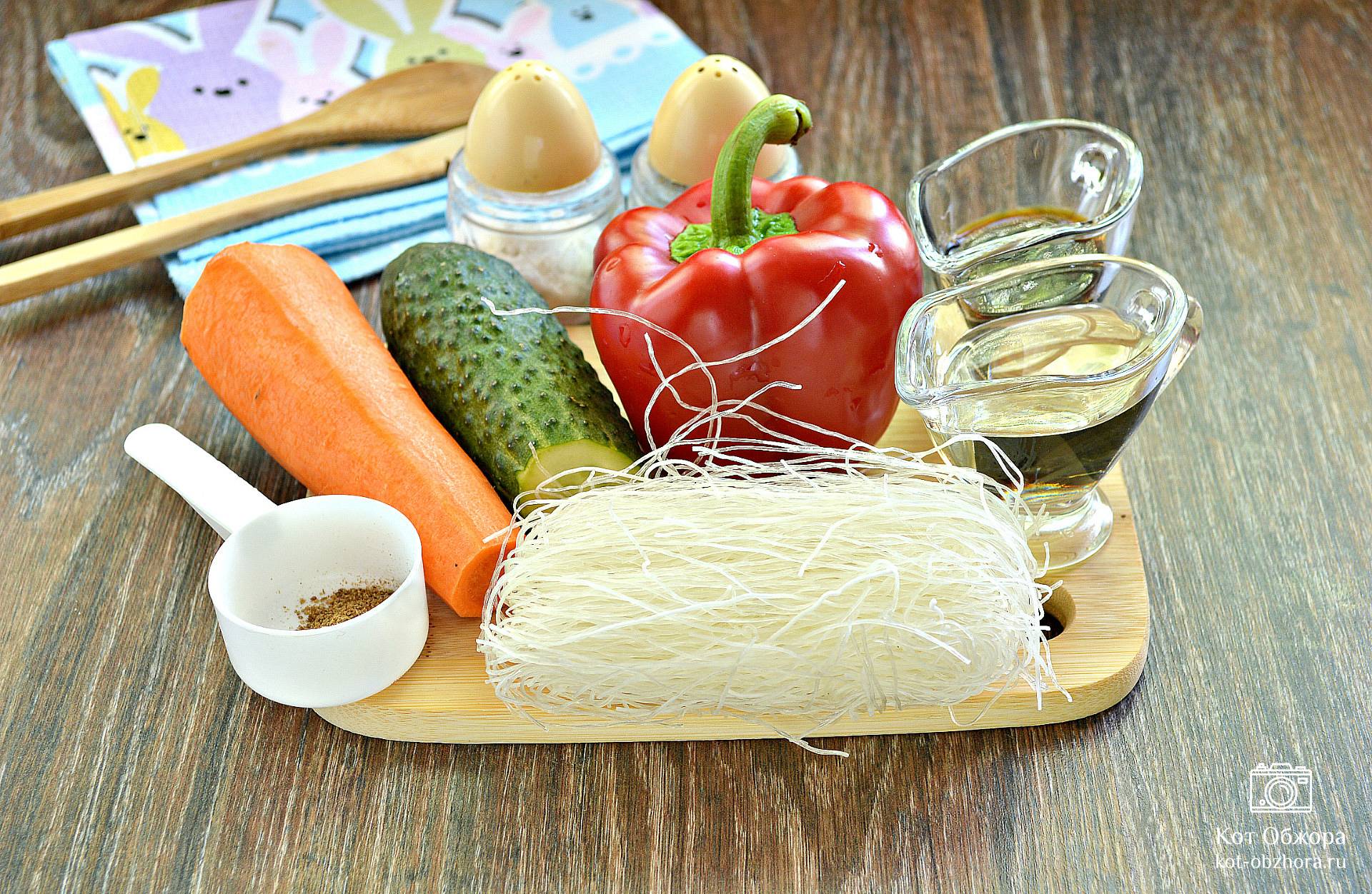 Салат из фунчозы с огурцами и перцем рецепт с фото пошагово - zelgrumer.ru