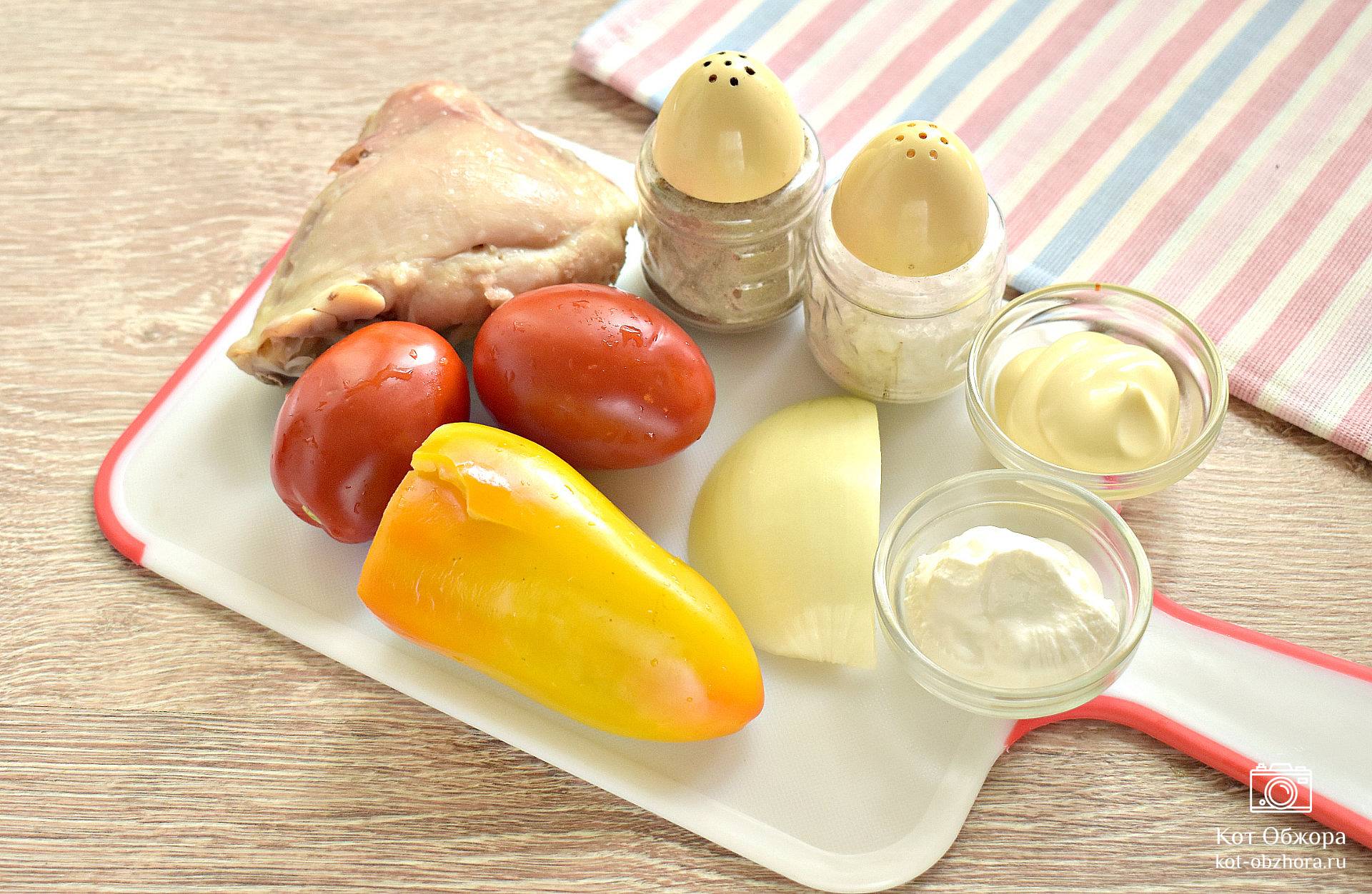 Салат с курицей, сыром, помидорами и болгарским перцем