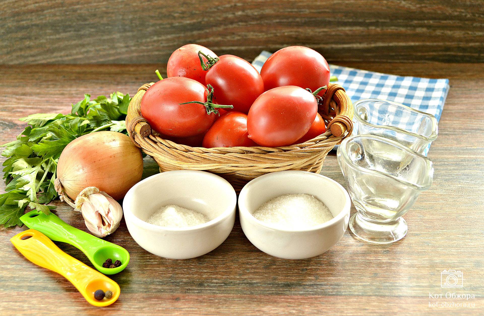 Салат из огурцов на зиму с помидорами и репчатым луком