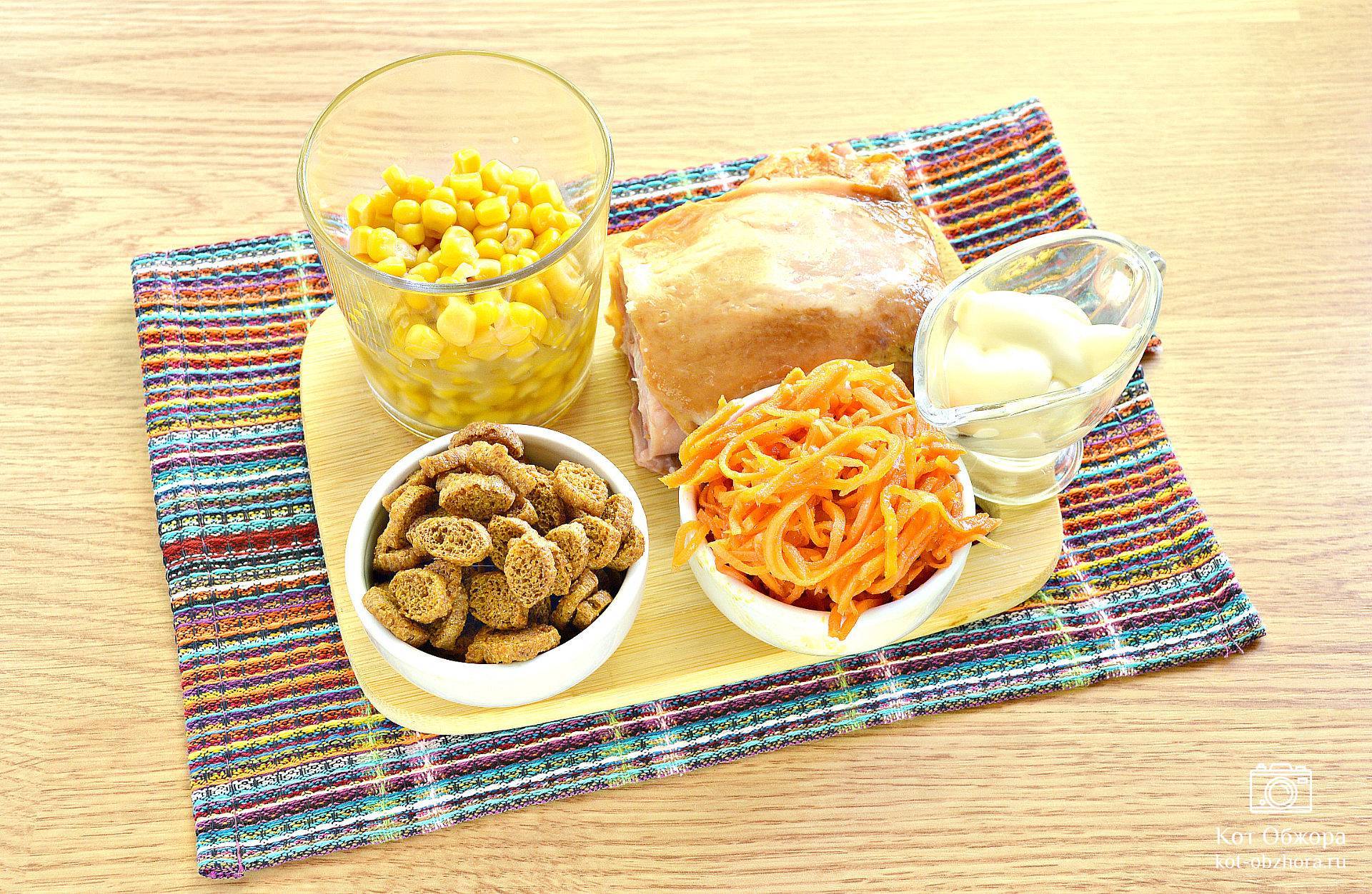 Салат с курицей, грибами, фасолью и сухариками - рецепт с пошаговыми фото