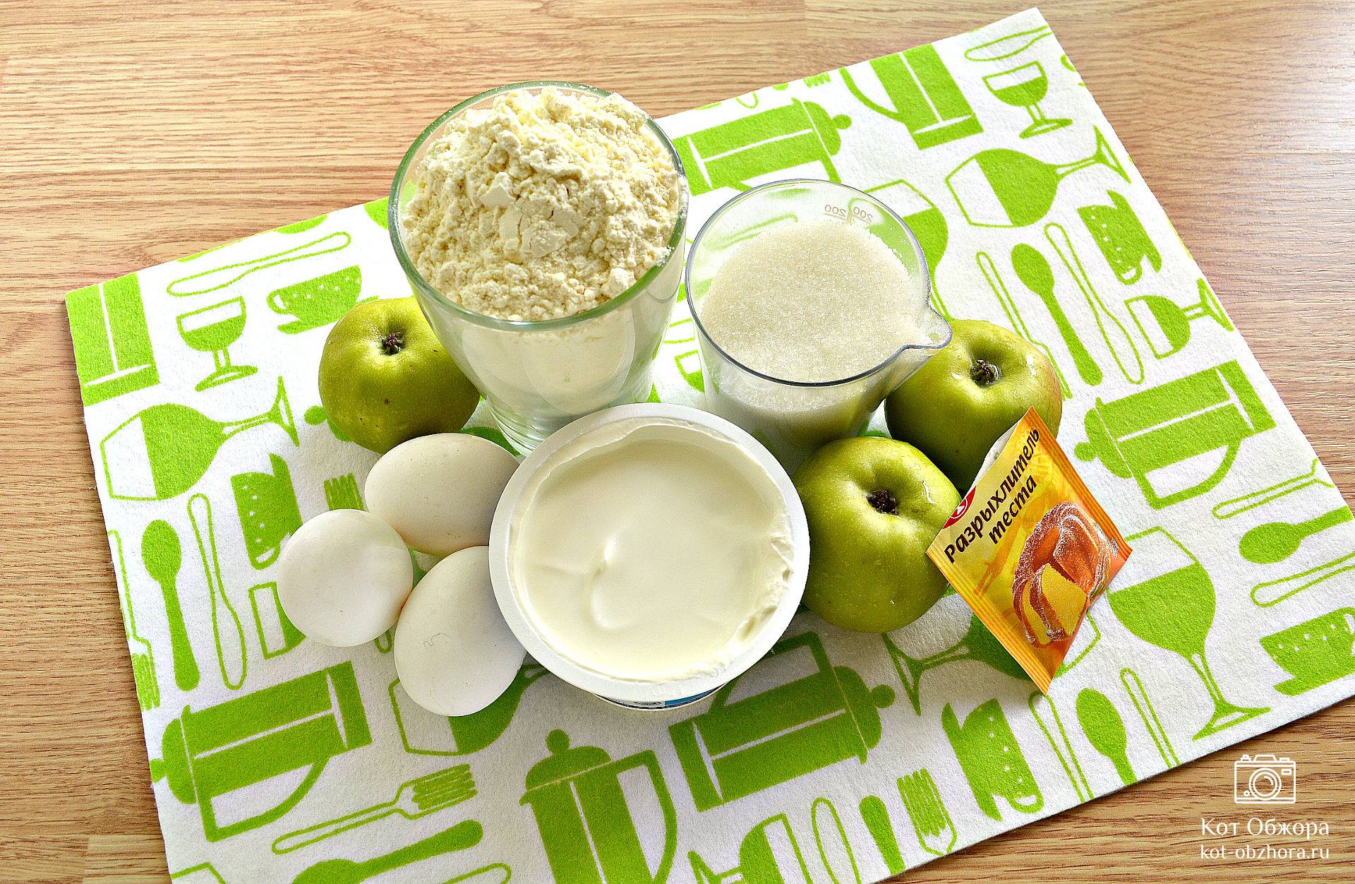 Шарлотка с яблоками на сметане – 5 рецептов в духовке с пошаговыми фото