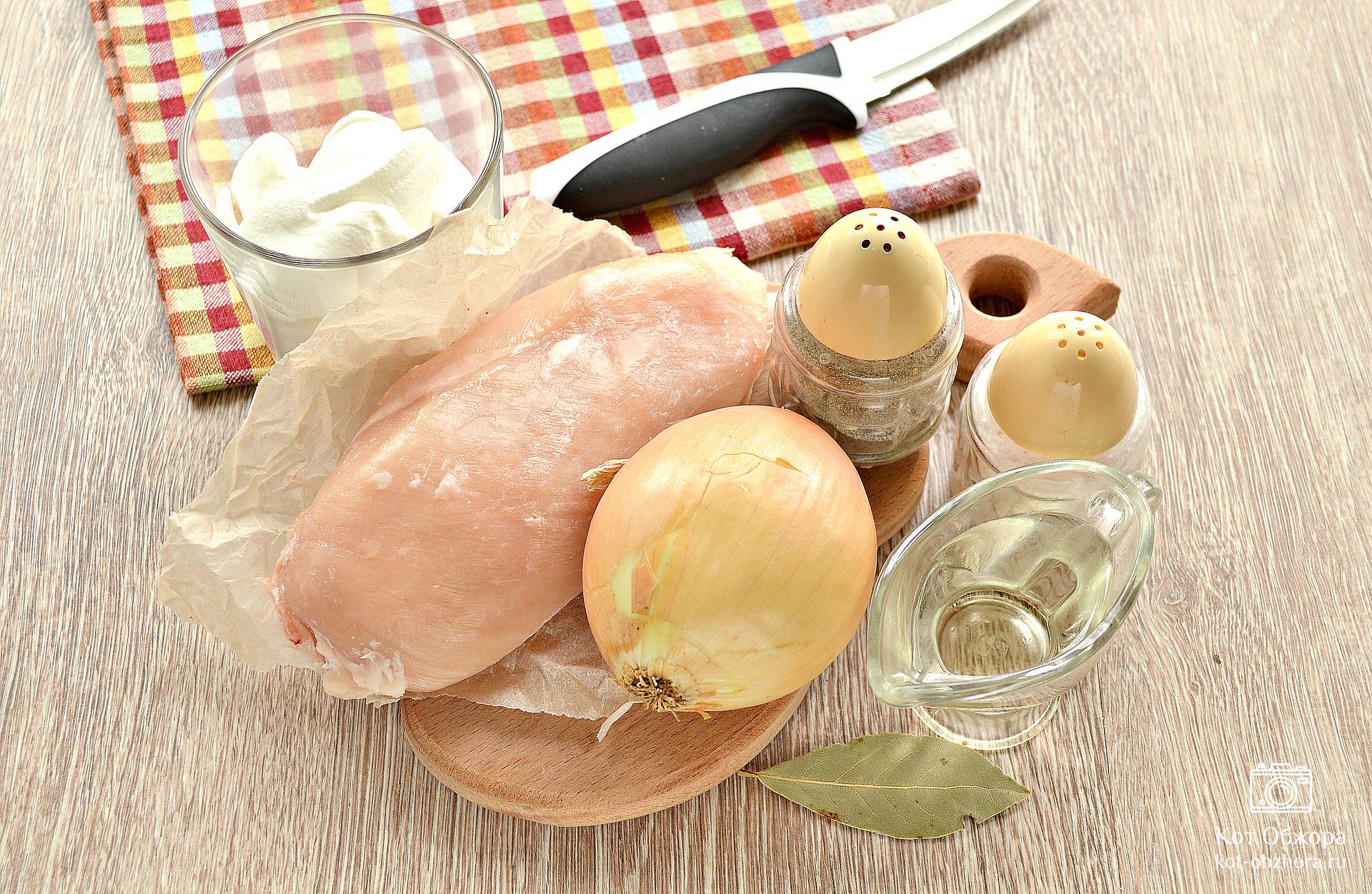 Свинина, запеченная под сметанно-чесночным соусом и сыром – пошаговый рецепт приготовления с фото