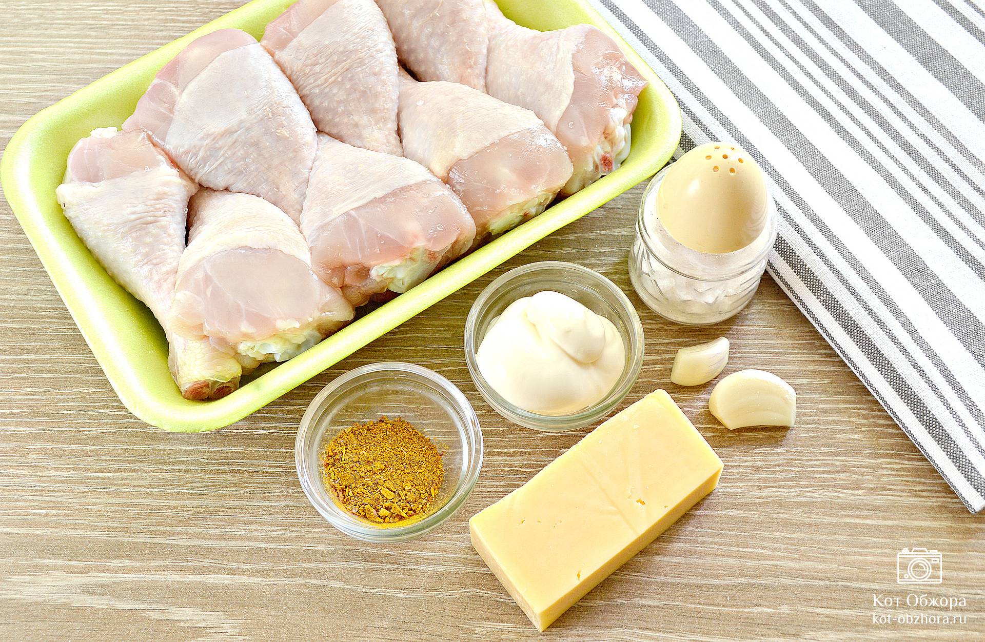 Куриные голени с шампиньонами и сыром в слоеном тесте на праздничный стол