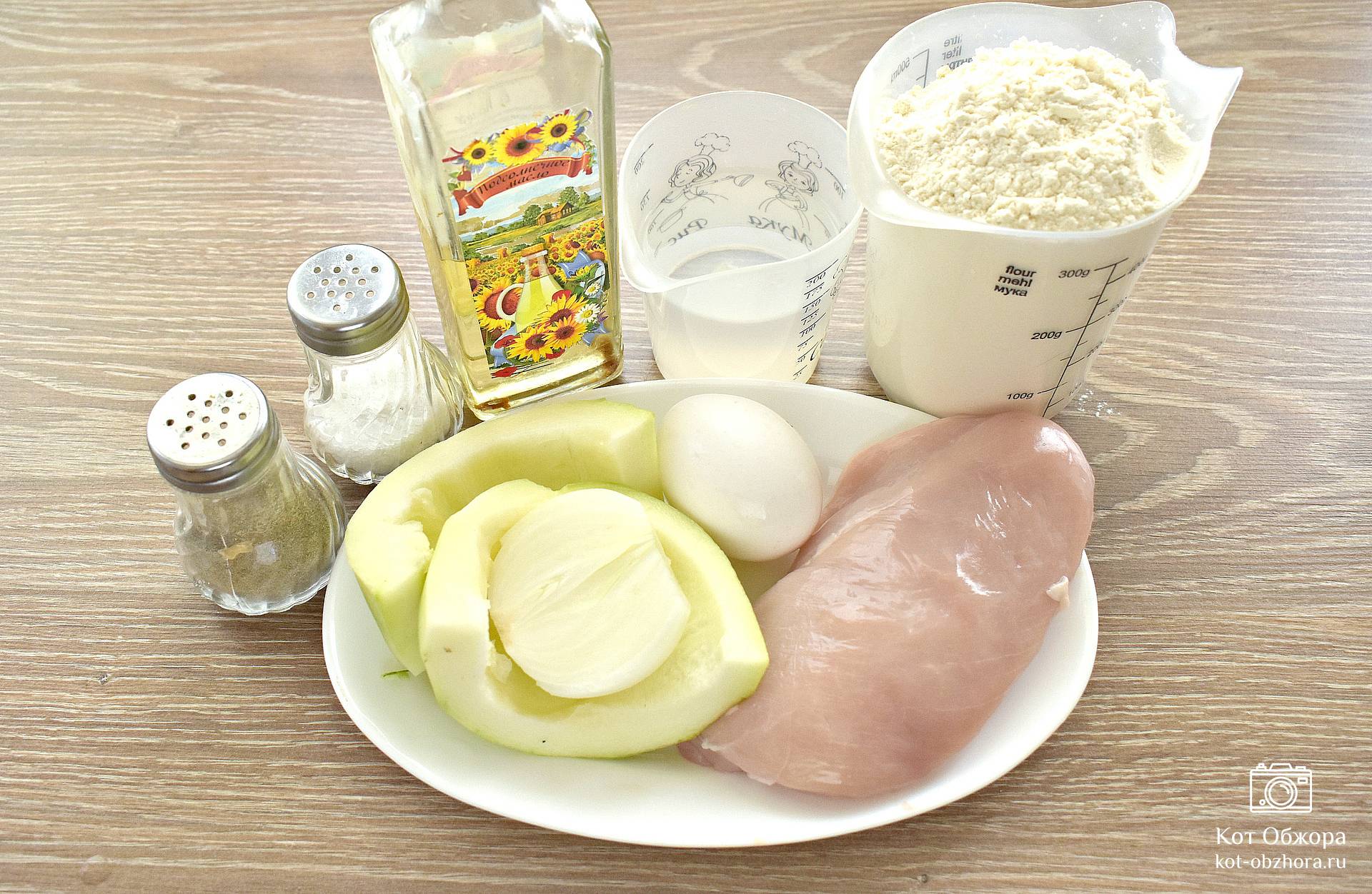 Манты с курицей и овощами на сковороде