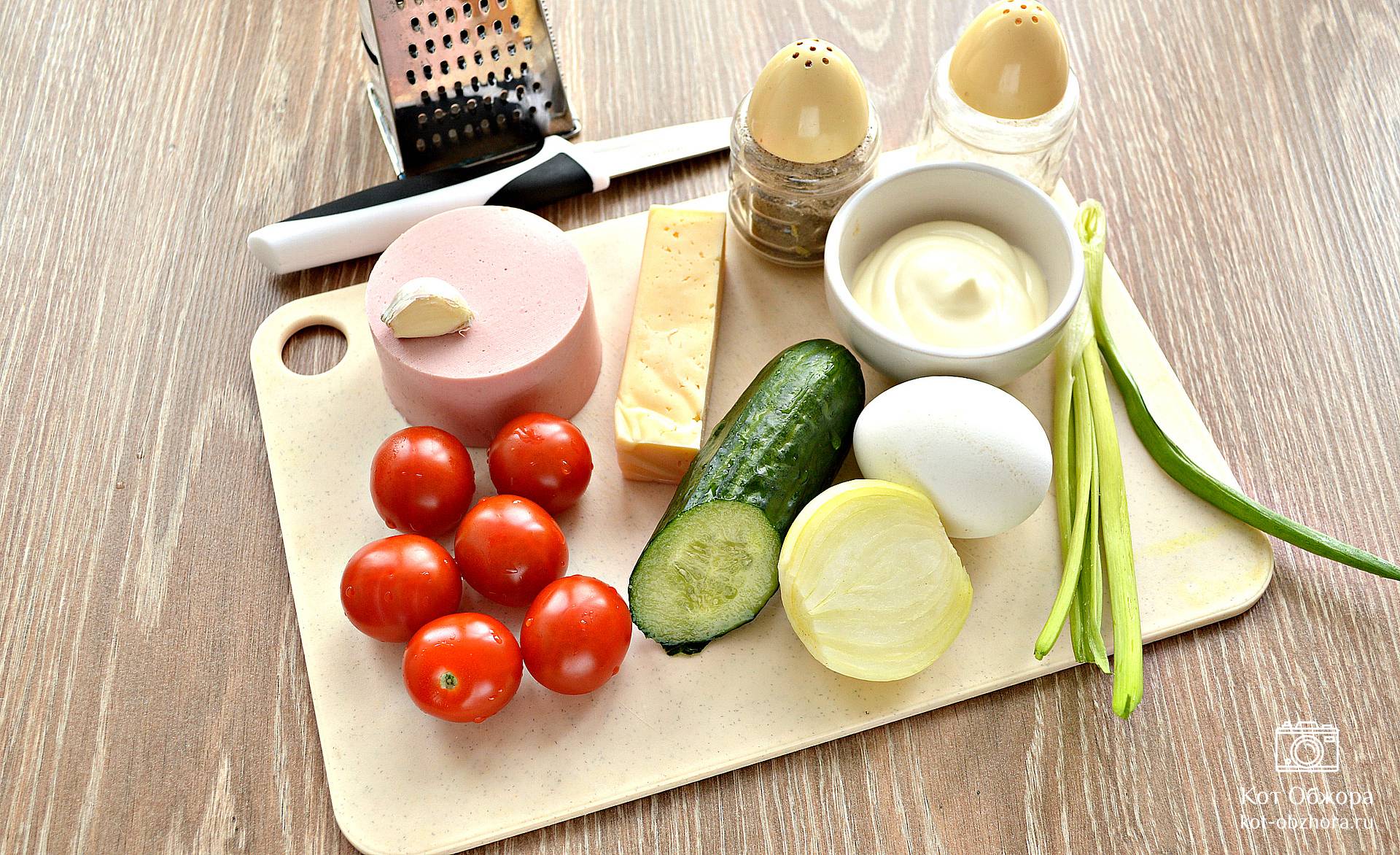 Салат из помидоров и колбасы: рецепт с фото