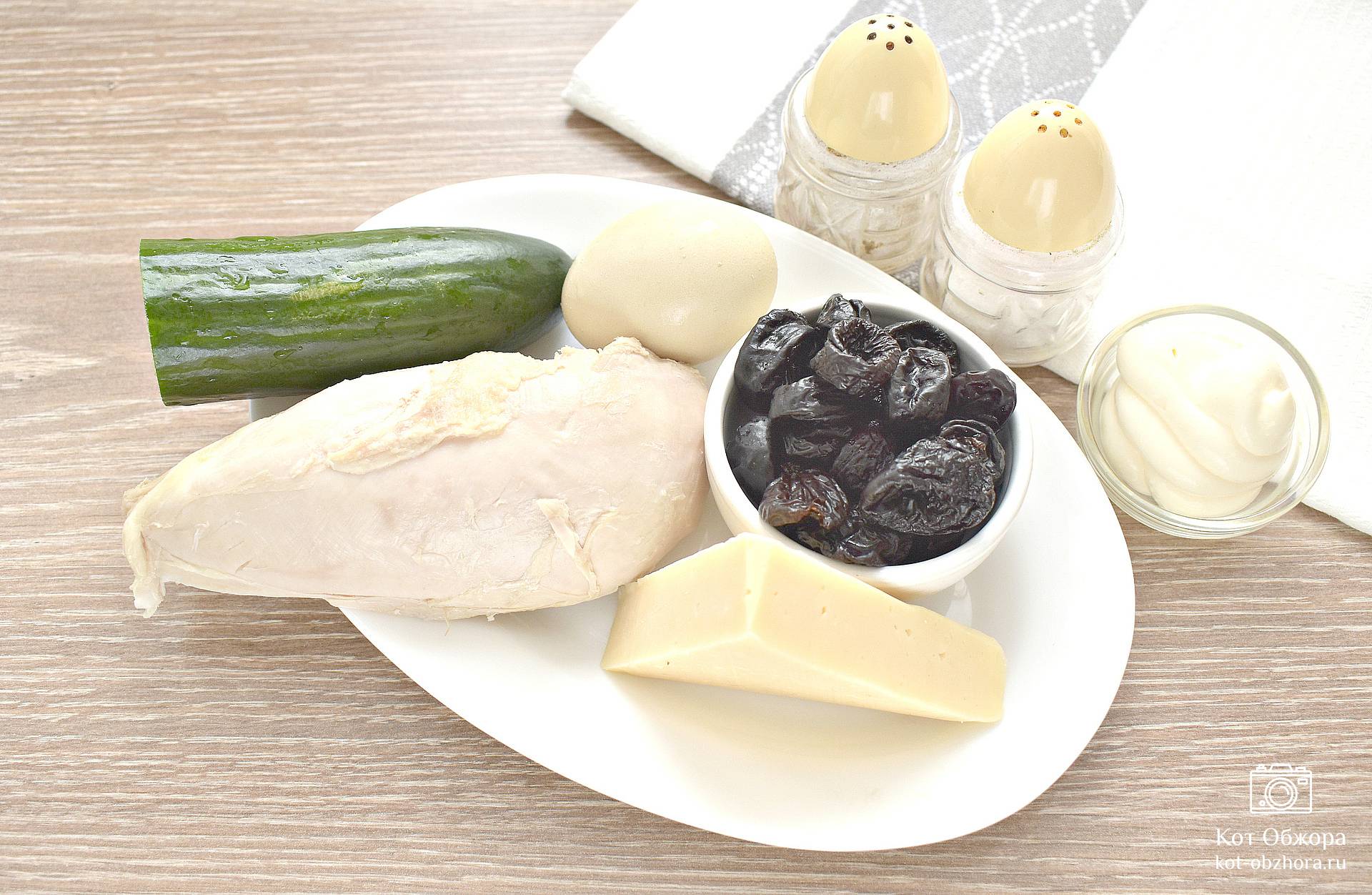 Салат с курицей, черносливом и сыром - пошаговый рецепт с фото на эталон62.рф