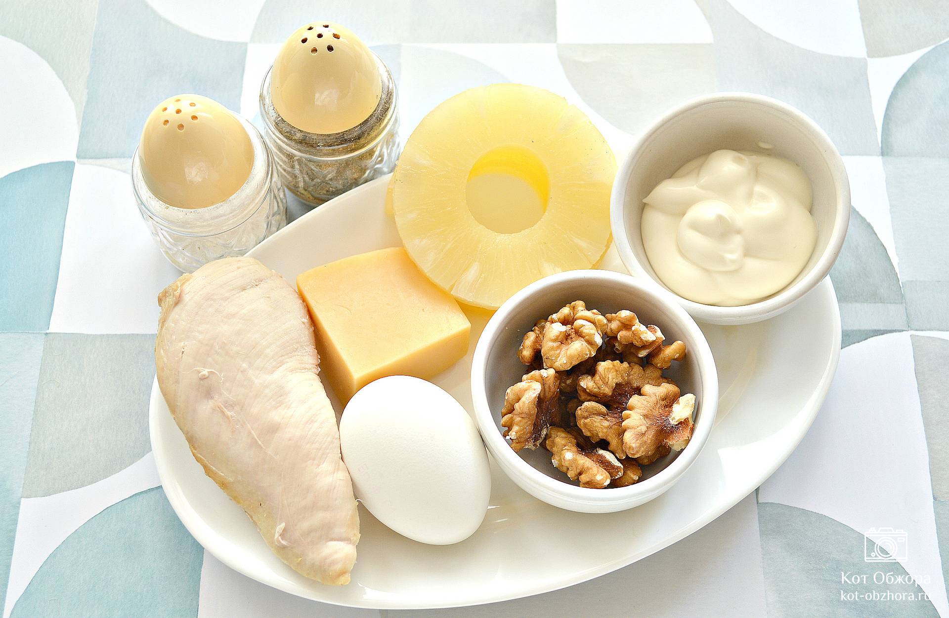 Слоеный салат с курицей, ананасом, грецким орехом, кукурузой и сыром