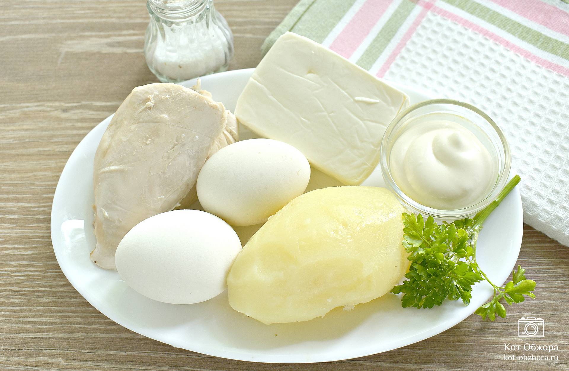 Салат «Нежность» с колбасой и плавленым сыром – пошаговый рецепт приготовления с фото