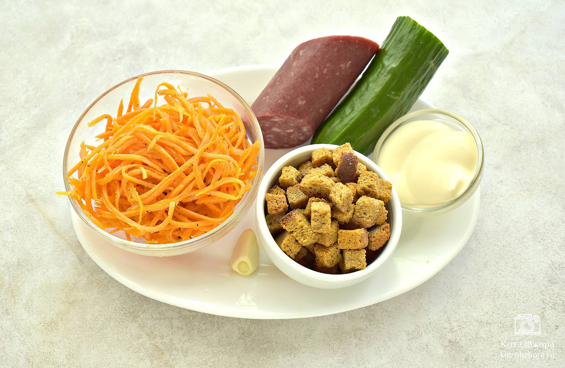 Салат с корейской морковкой, колбасой и сухариками