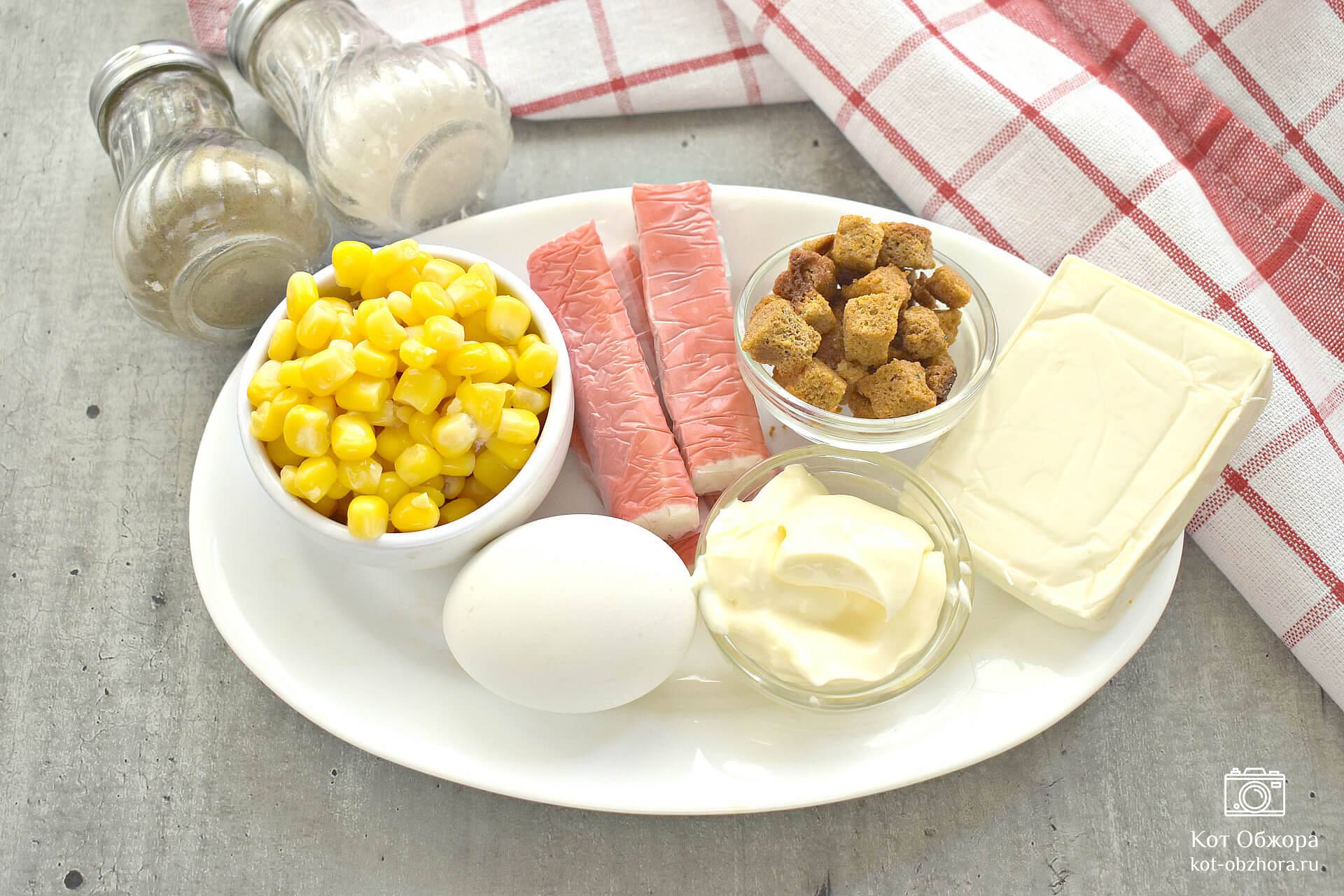 Салат с крабовыми палочками, кукурузой, фасолью и сухариками. Рецепт с фото