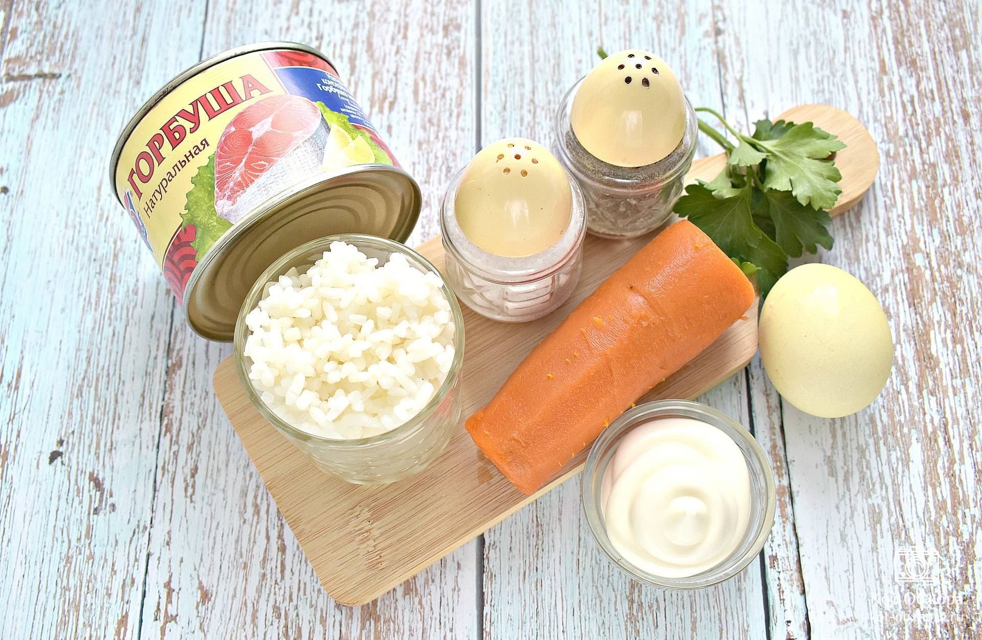 Слоёный салат с рисом и рыбными консервами — пошаговый рецепт с фото