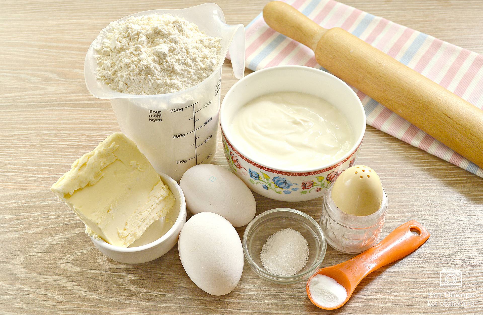 Тесто сметана яйца мука. Ингредиенты для приготовления теста. Белое тесто. Мука творог сметана. Мука и сметана что приготовить.
