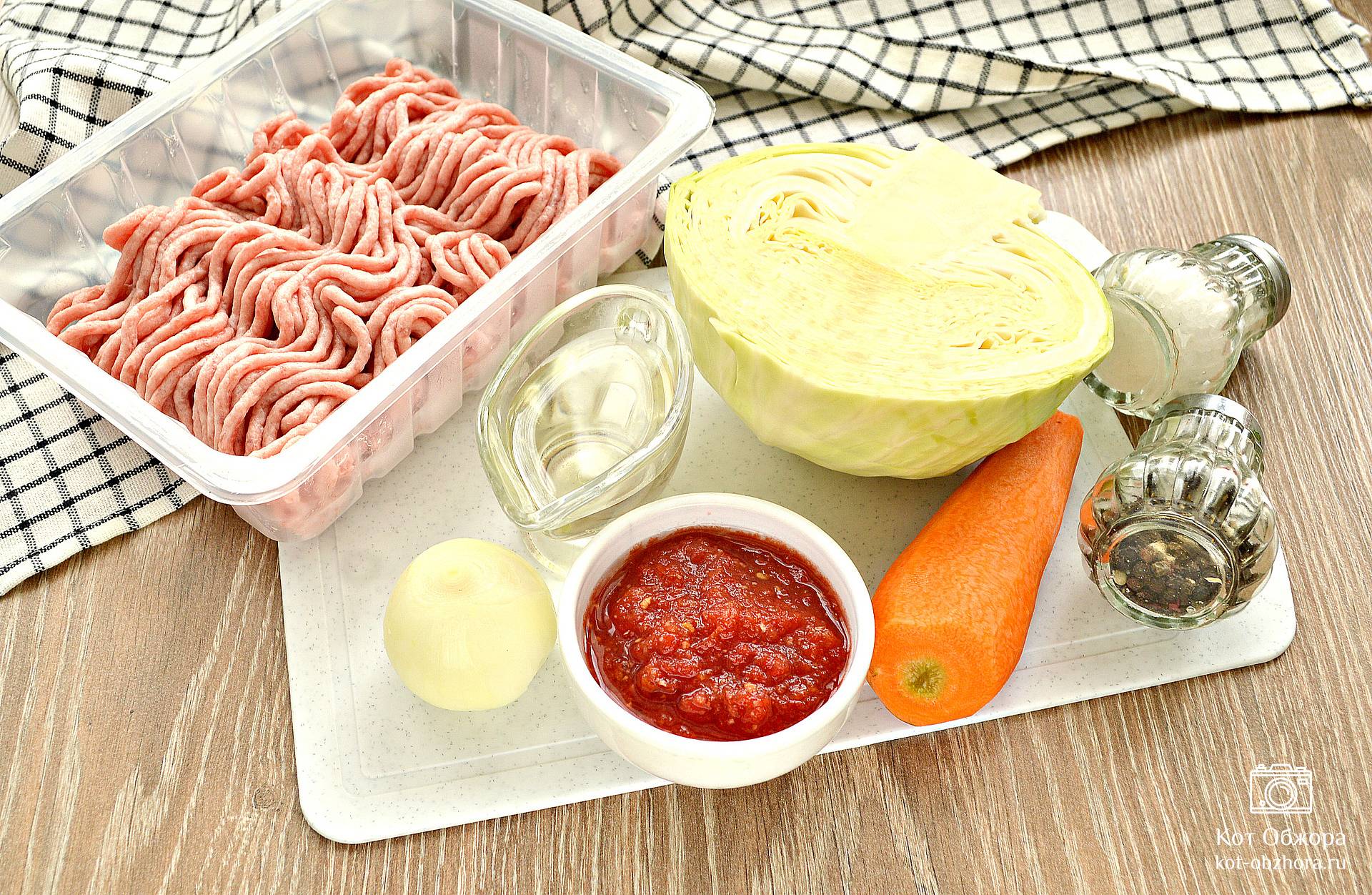 Рецепт тушеной капусты с колбасой, пошаговый рецепт на ккал, фото, ингредиенты - Едим Дома