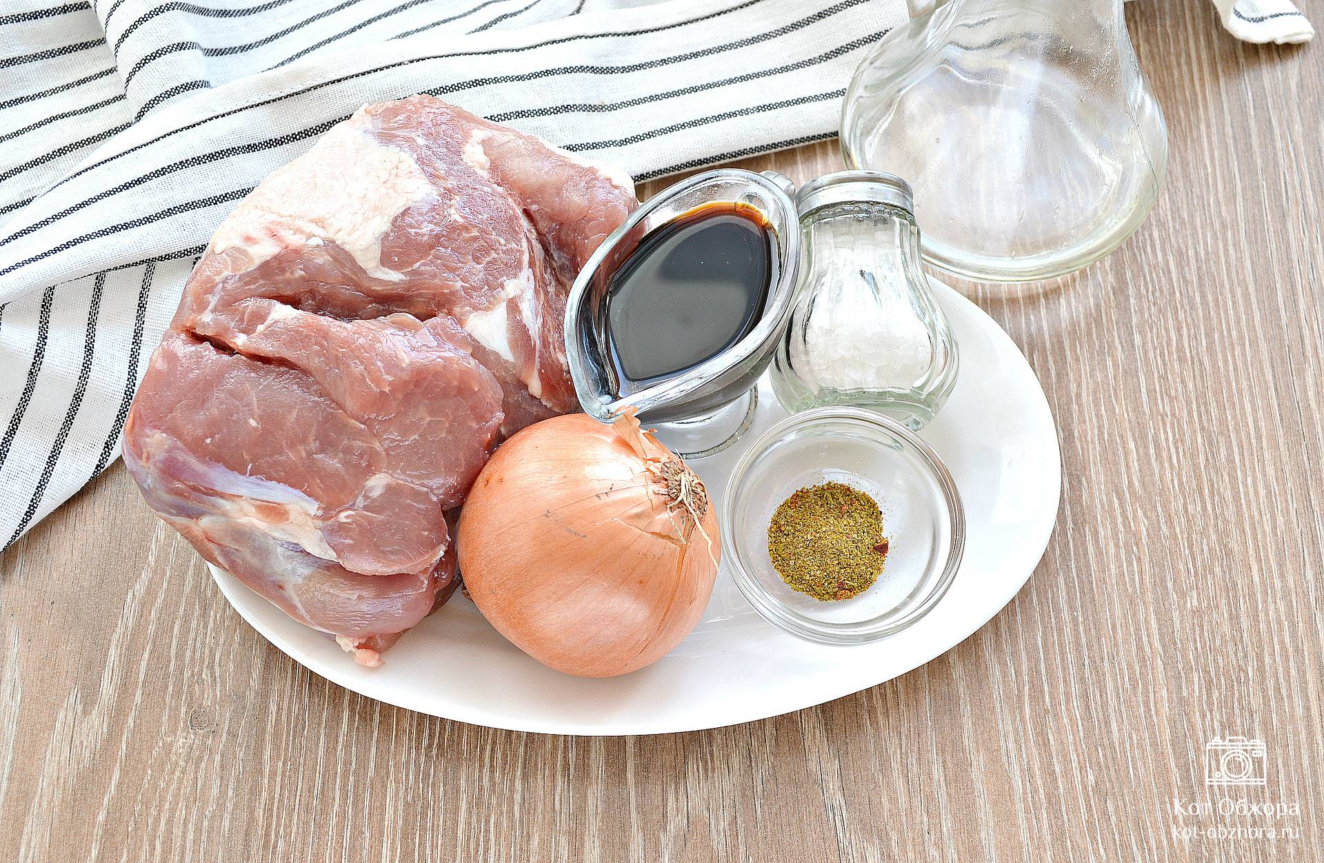 Говяжье мясо с помидорами, картошкой, морковкой и луком на сковороде