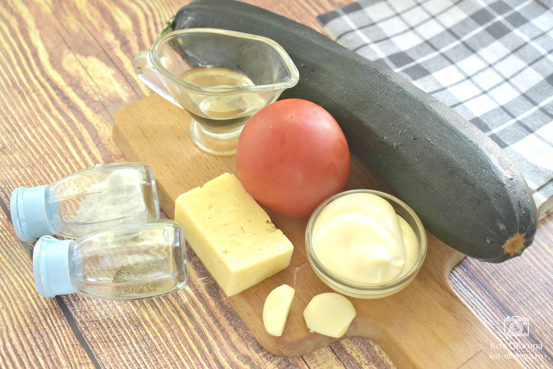 Кабачки, запеченные с помидорами и сыром в духовке