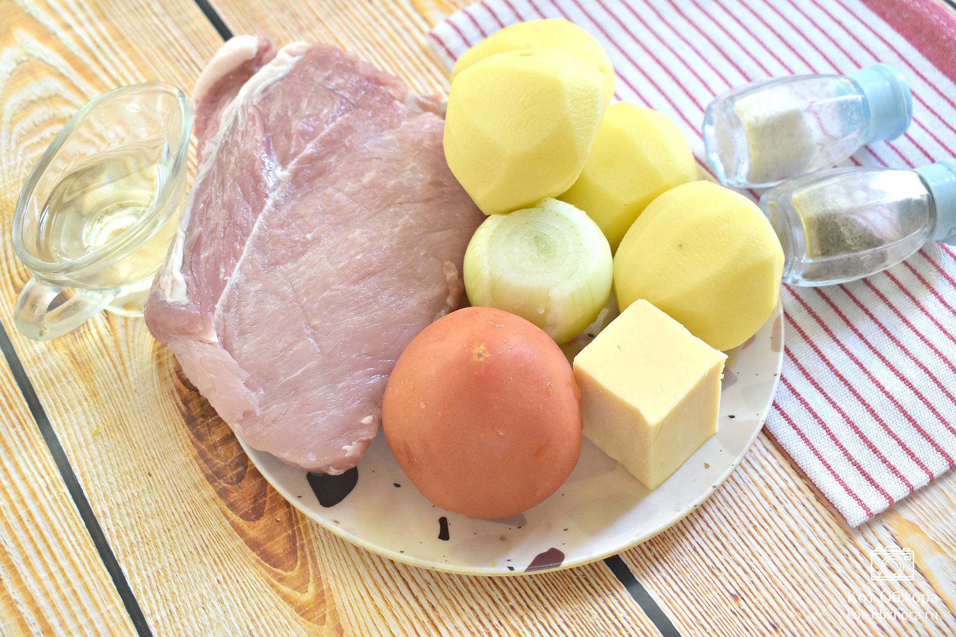 Свинина, запеченная с картофелем, помидорами и сыром