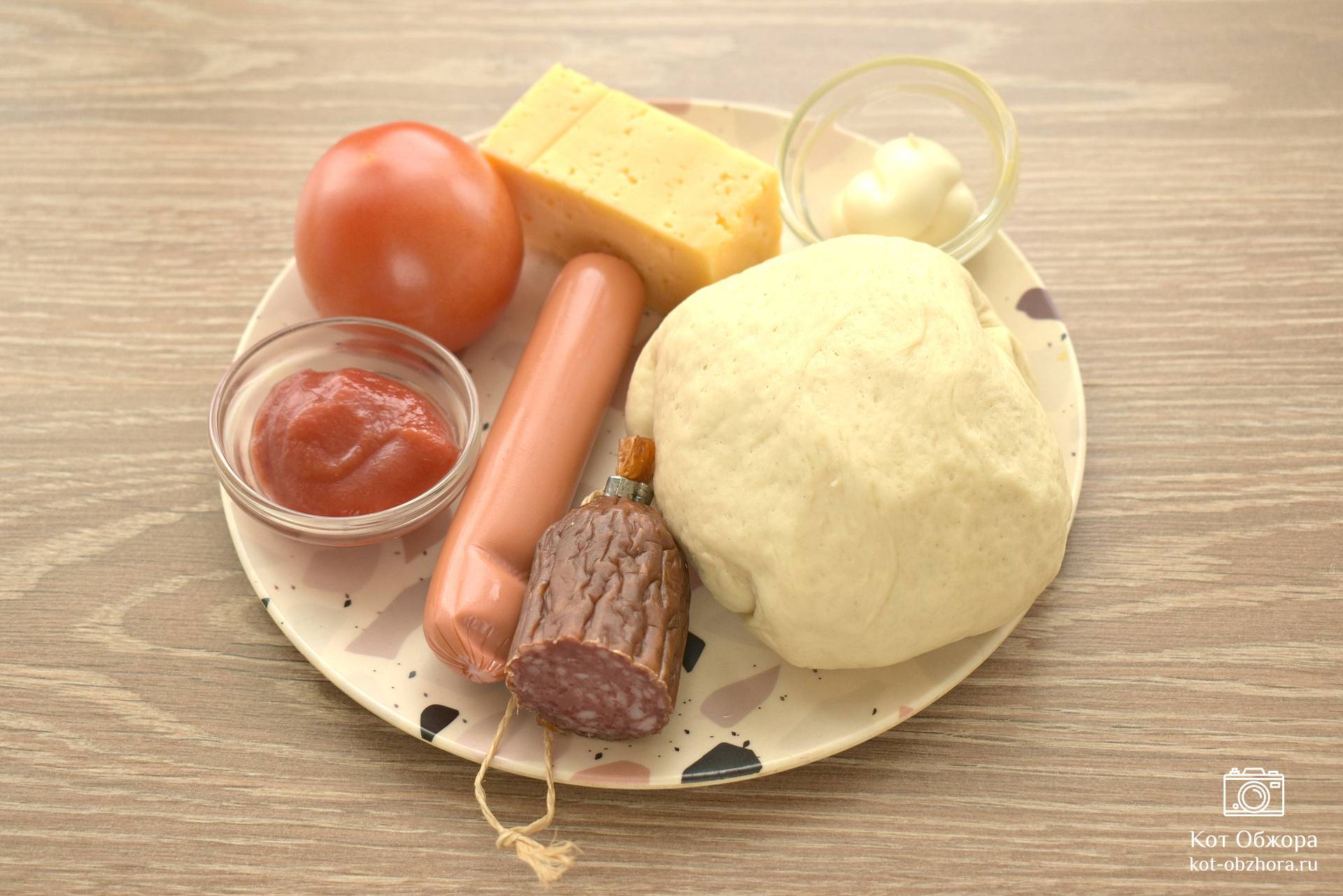Рецепт пиццы с помидорами, колбасой и сыром в духовке - рецепт с фото
