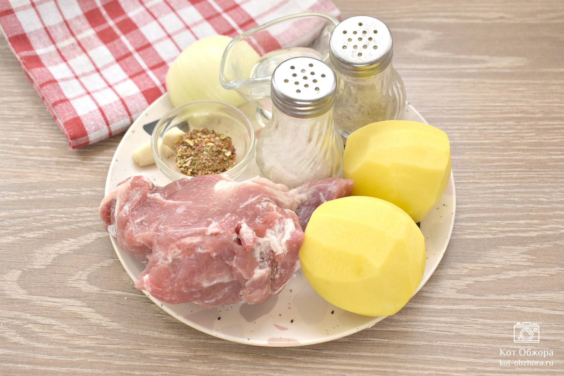 Сочная и мягкая свиная грудинка запеченная в духовке