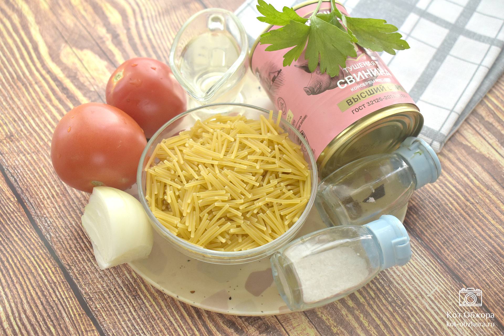 Спагетти с тушёнкой рецепт с фото пошаговый от Юлия Кухтина - centerforstrategy.ru