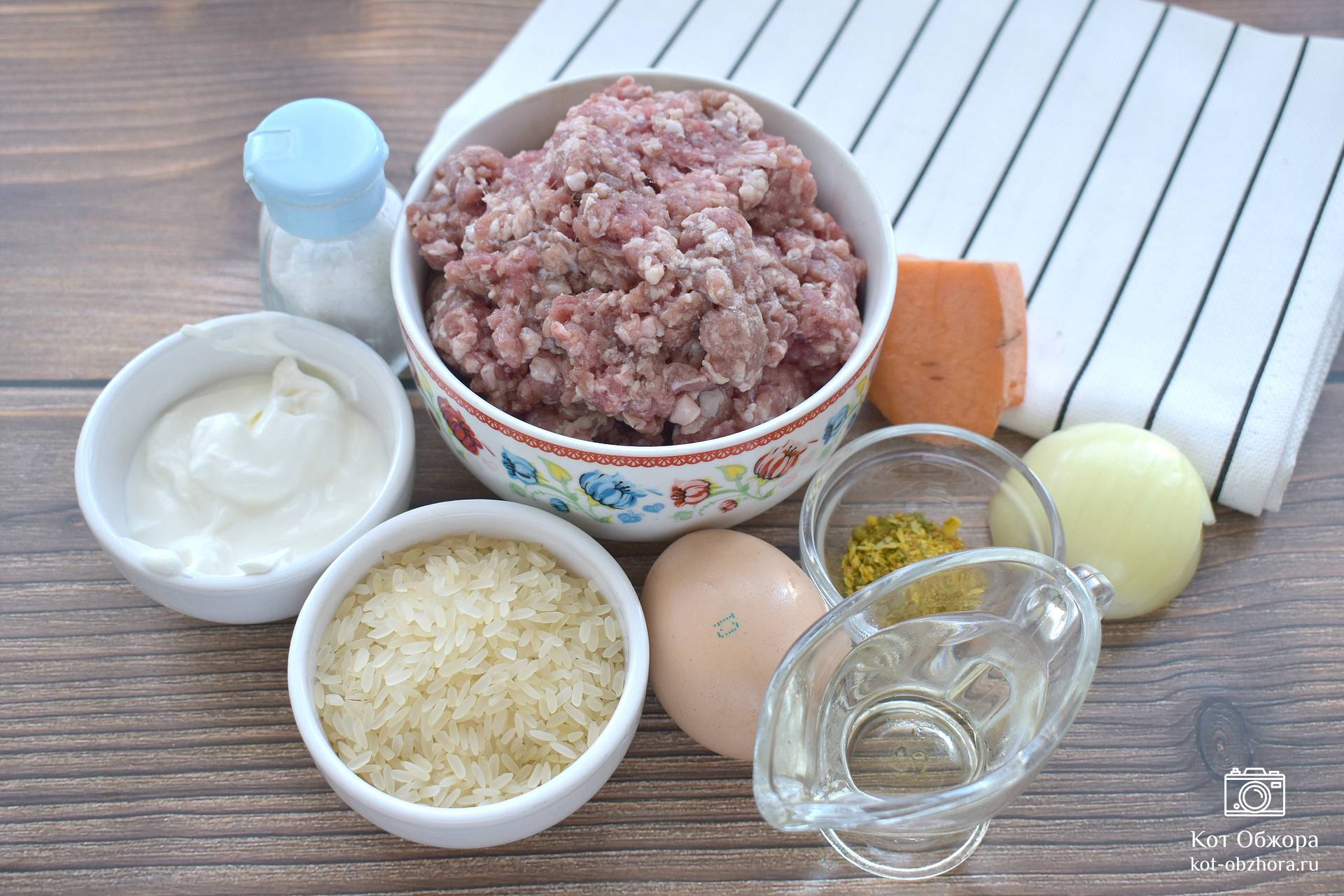 Мясные ежики в сметанном соусе на сковороде — рецепт с фото + отзывы