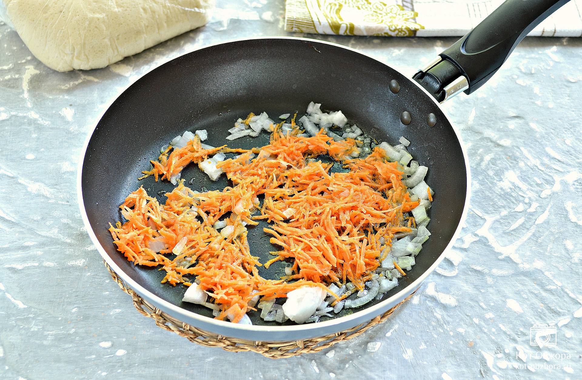 Жареные пирожки с курицей, луком и морковью на кефире — рецепт с фото пошагово