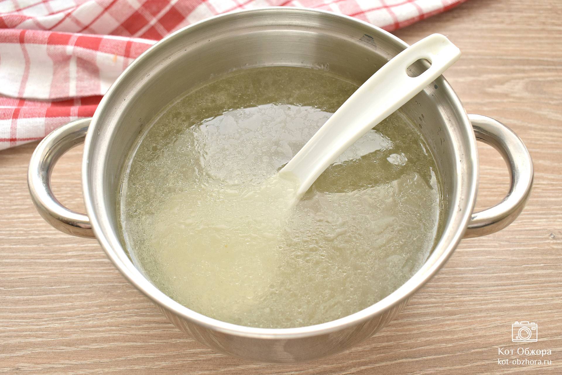 Куриный суп с домашней лапшой и специями без картошки