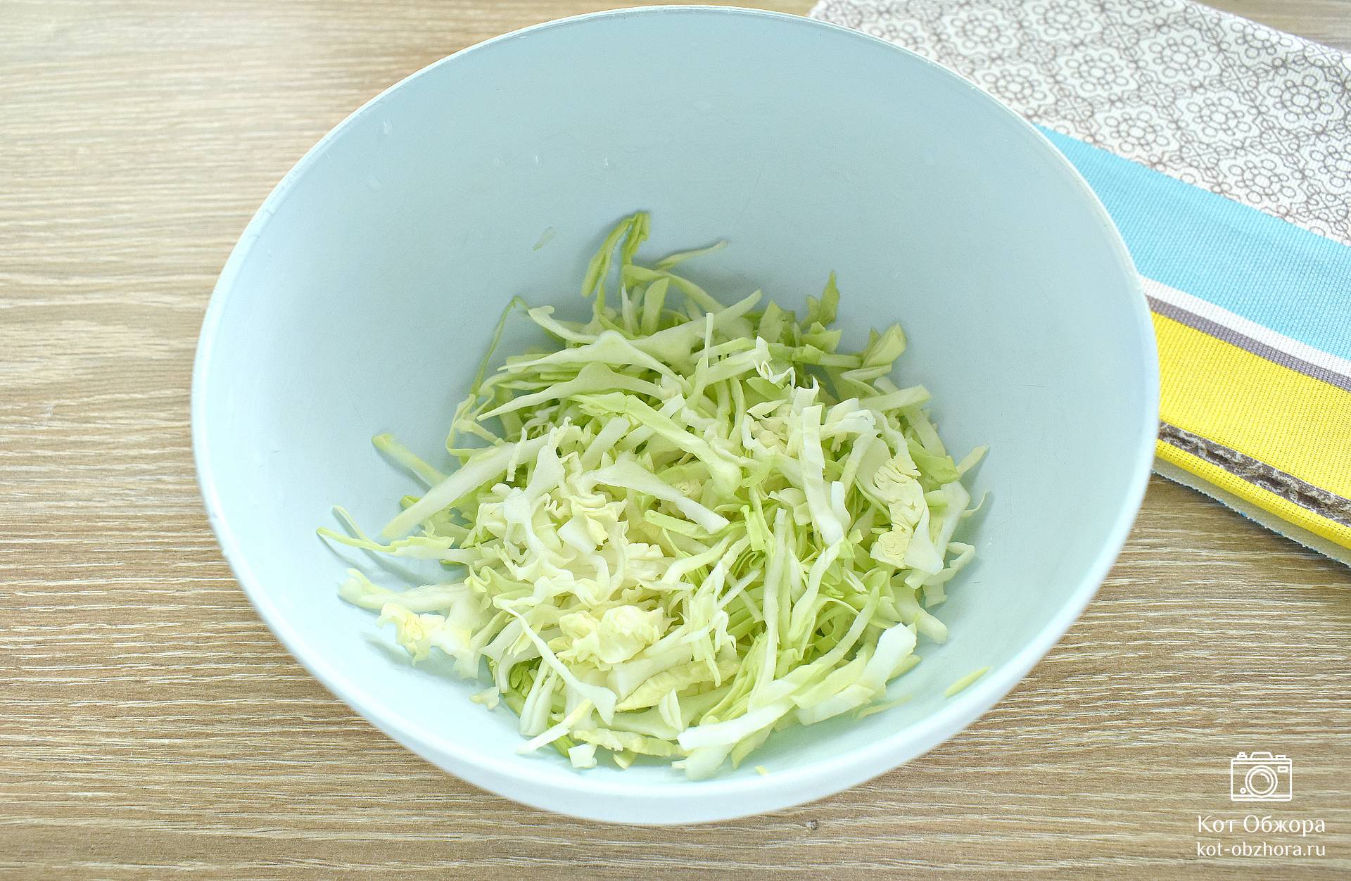 Салат из капусты с сухариками