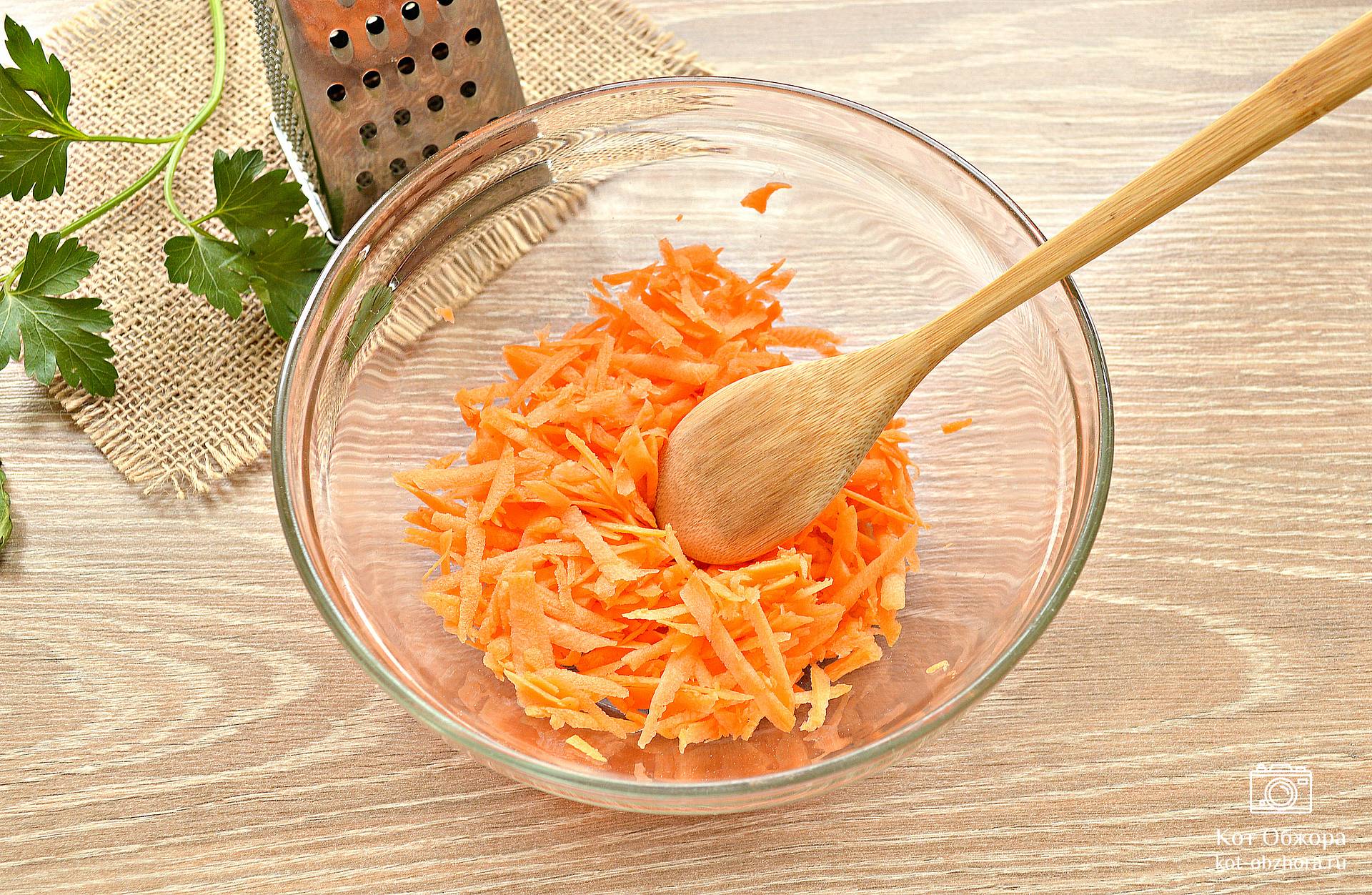 Тертая морковь и кляре. Сырая морковь и плавленный сыр.