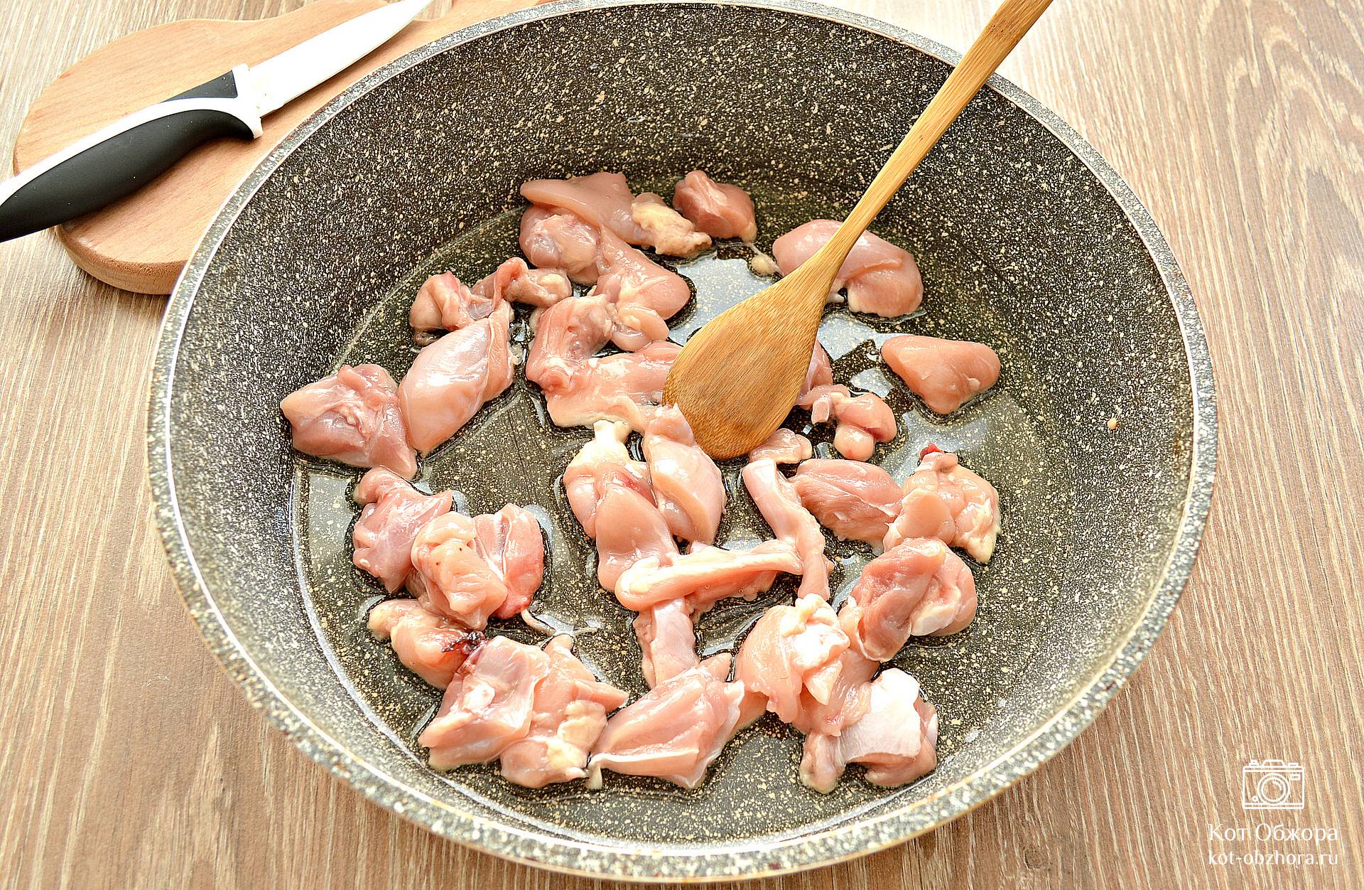 Жареная картошка с курицей на сковороде - рецепт с фото пошагово